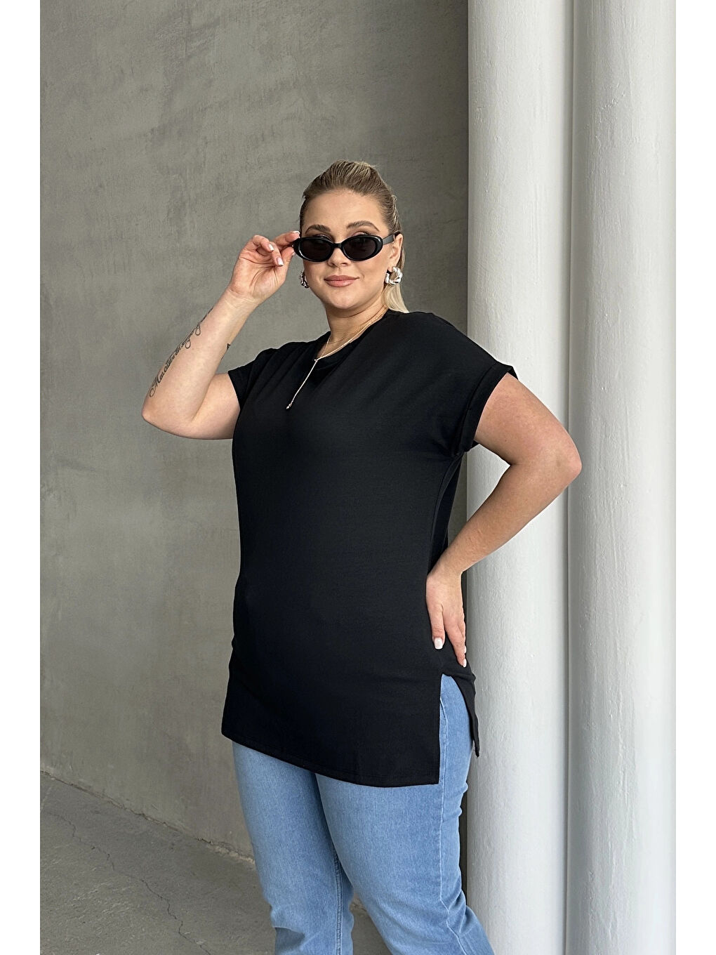 Siyah Büyük Beden Kısa Kollu Bisiklet Yaka Yanları Yırtmaçlı Basic Tişört RFT-01-2