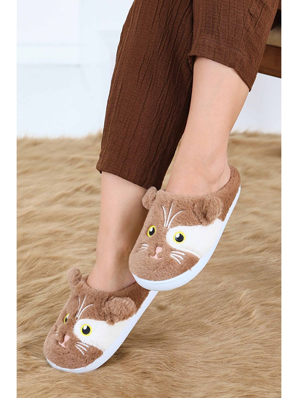 Bej Kadın Vizon Kedi İşleme Detaylı Ev Terliği - 27778-VIZON