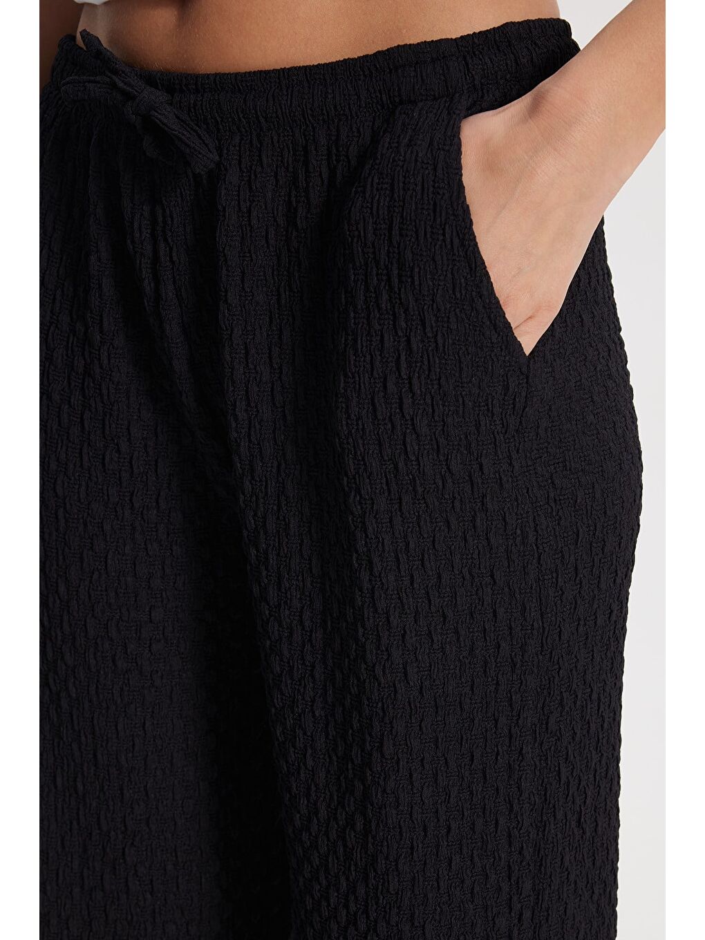 Kadın Relax Fit Rahat Kesim Beli Bağcıklı Lastikli Dokulu Çift Cepli Siyah Pantolon-3