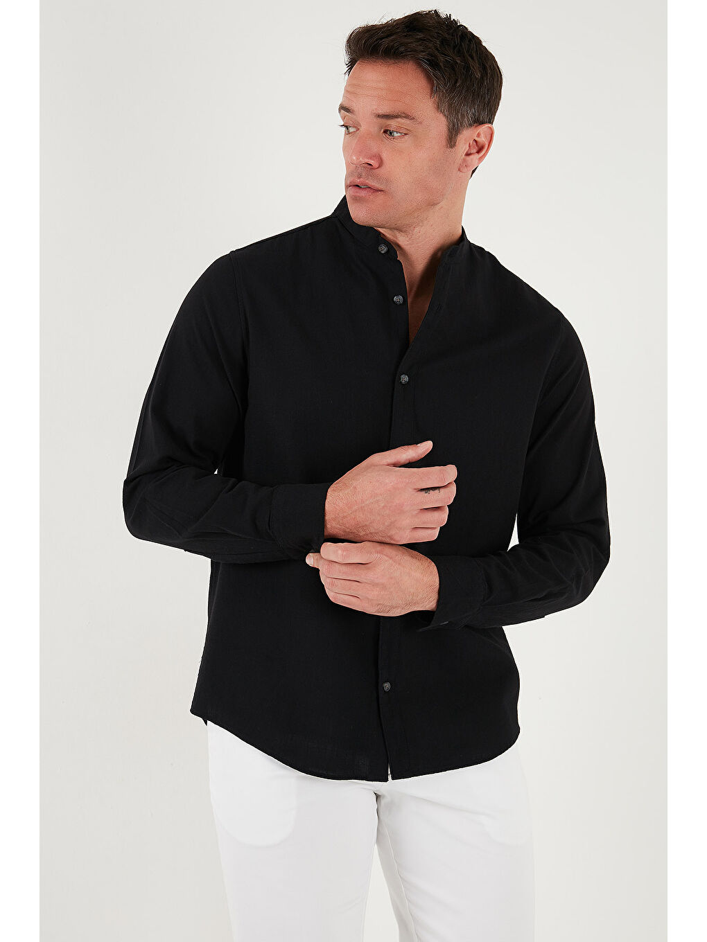 Siyah Keten Görünümlü Pamuklu Regular Fit Hakim Yaka Erkek %100 Pamuk Gömlek CF25S112637-3