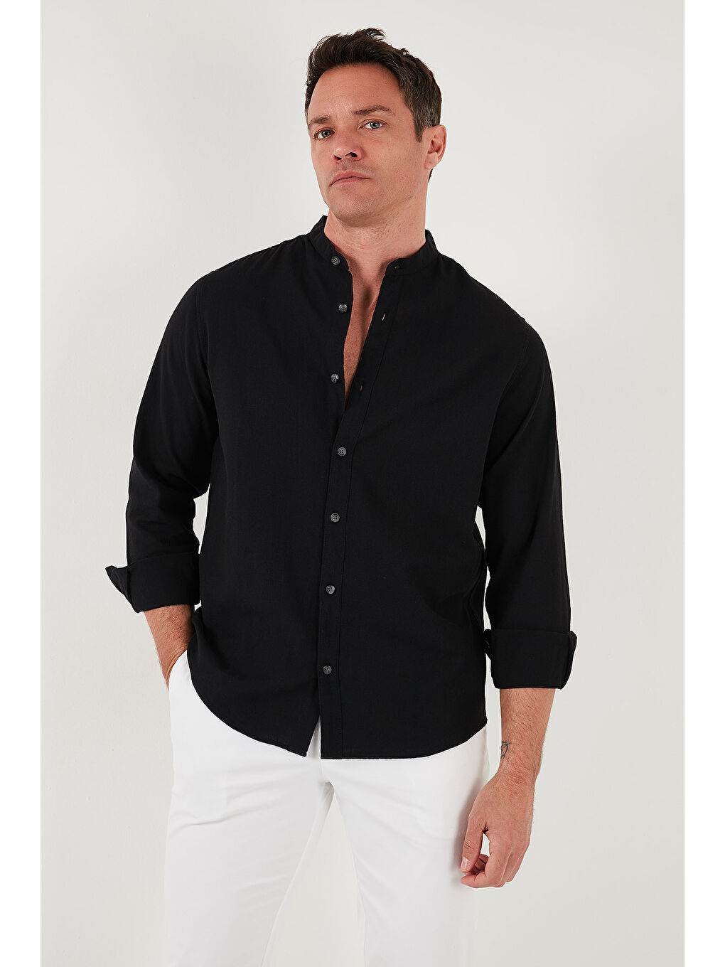 Siyah Keten Görünümlü Pamuklu Regular Fit Hakim Yaka Erkek %100 Pamuk Gömlek CF25S112637-4