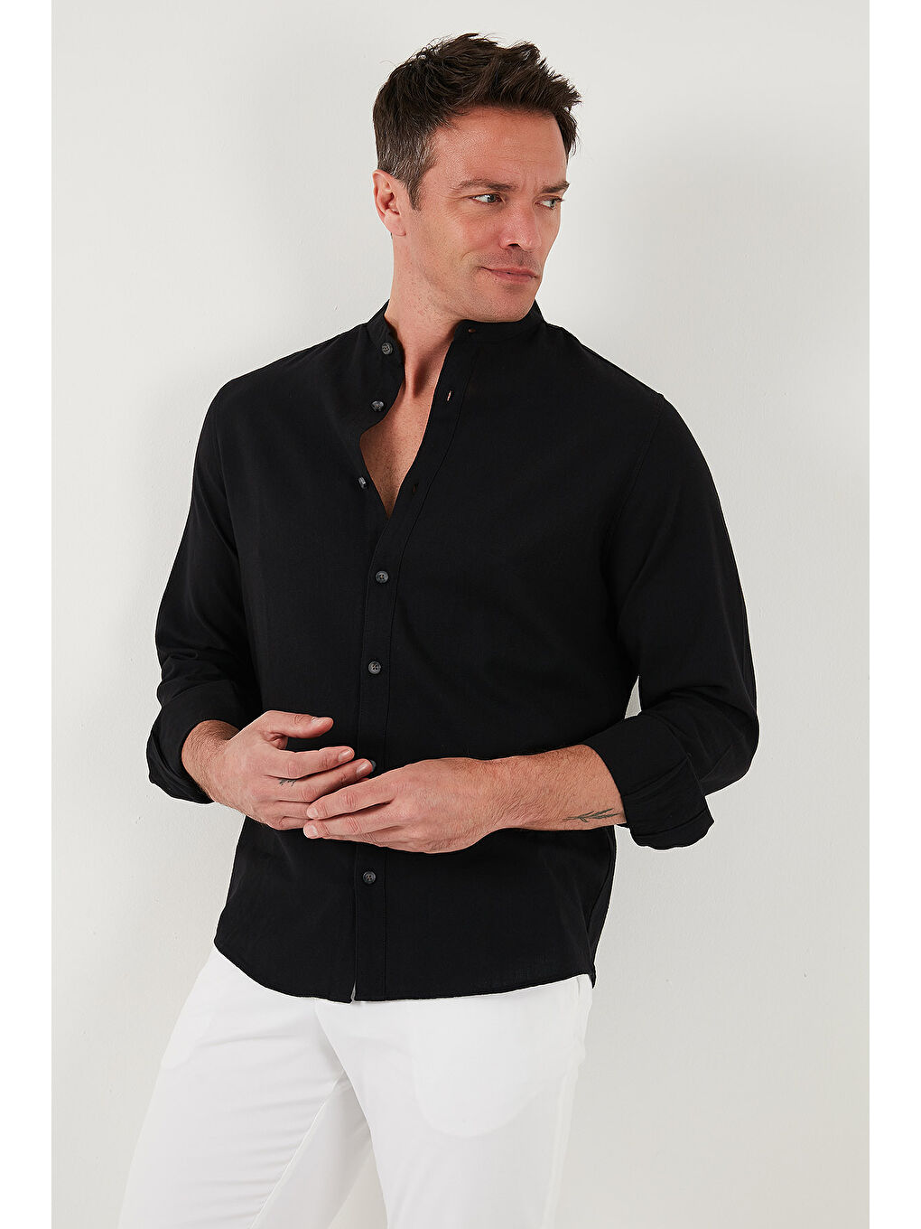 Siyah Keten Görünümlü Pamuklu Regular Fit Hakim Yaka Erkek %100 Pamuk Gömlek CF25S112637-5