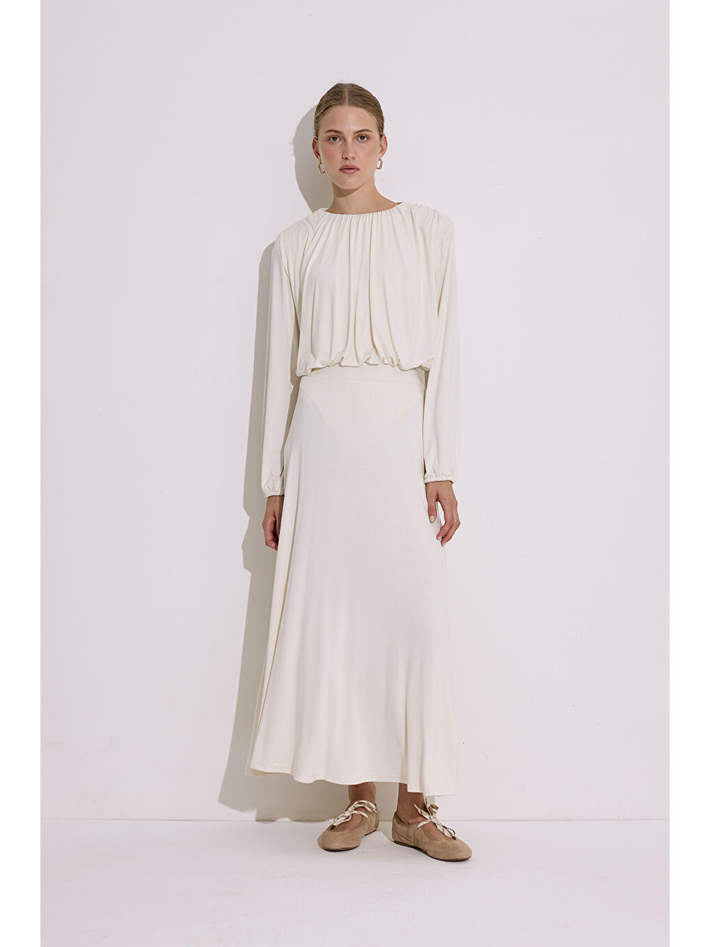 Beyaz Dökümlü Balon Form Bluz İnci