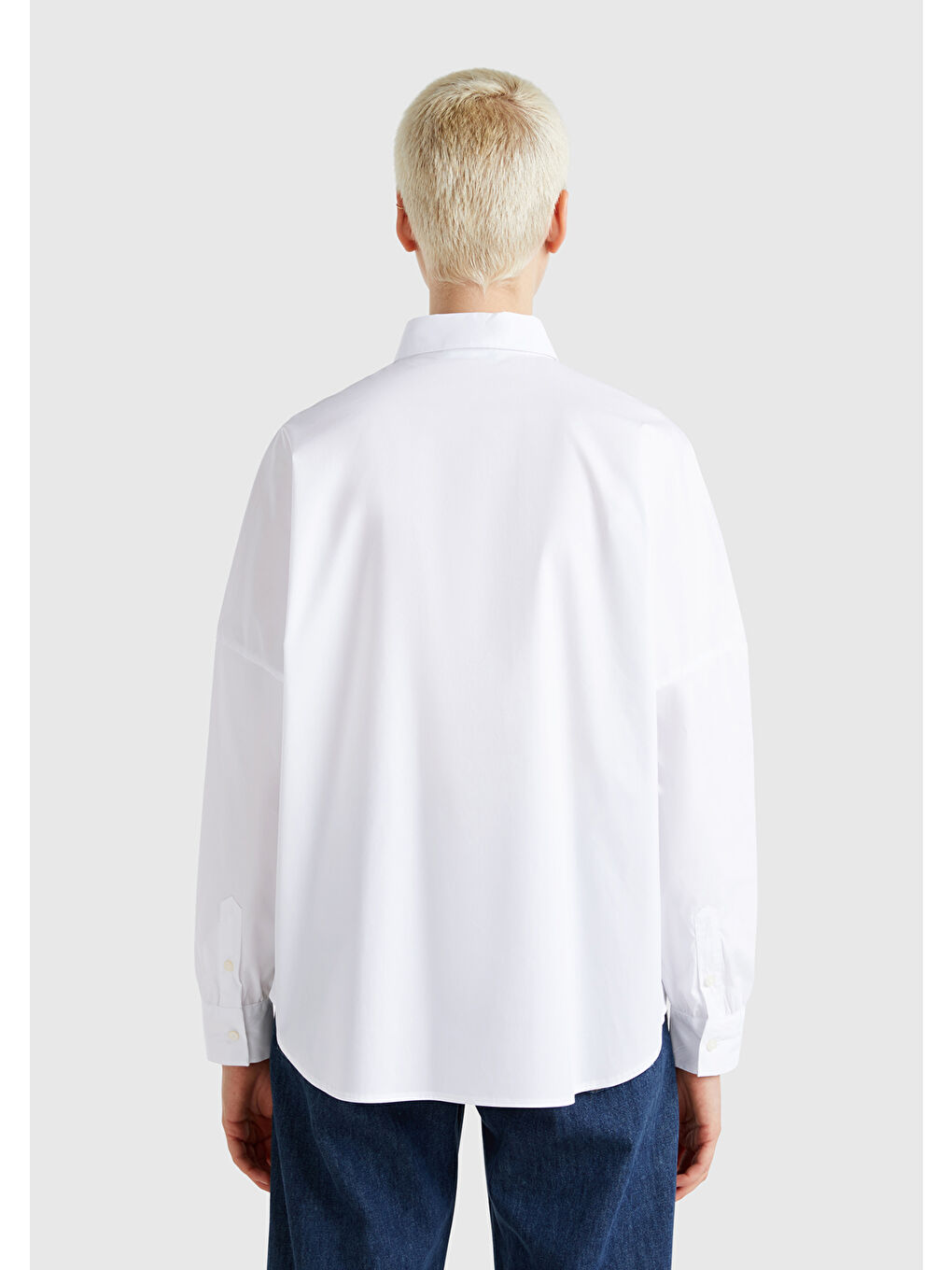 Kadın Beyaz Pamuk Karışımlı Kolu Büzgülü Düşük Omuzlu Oversize Gömlek-2