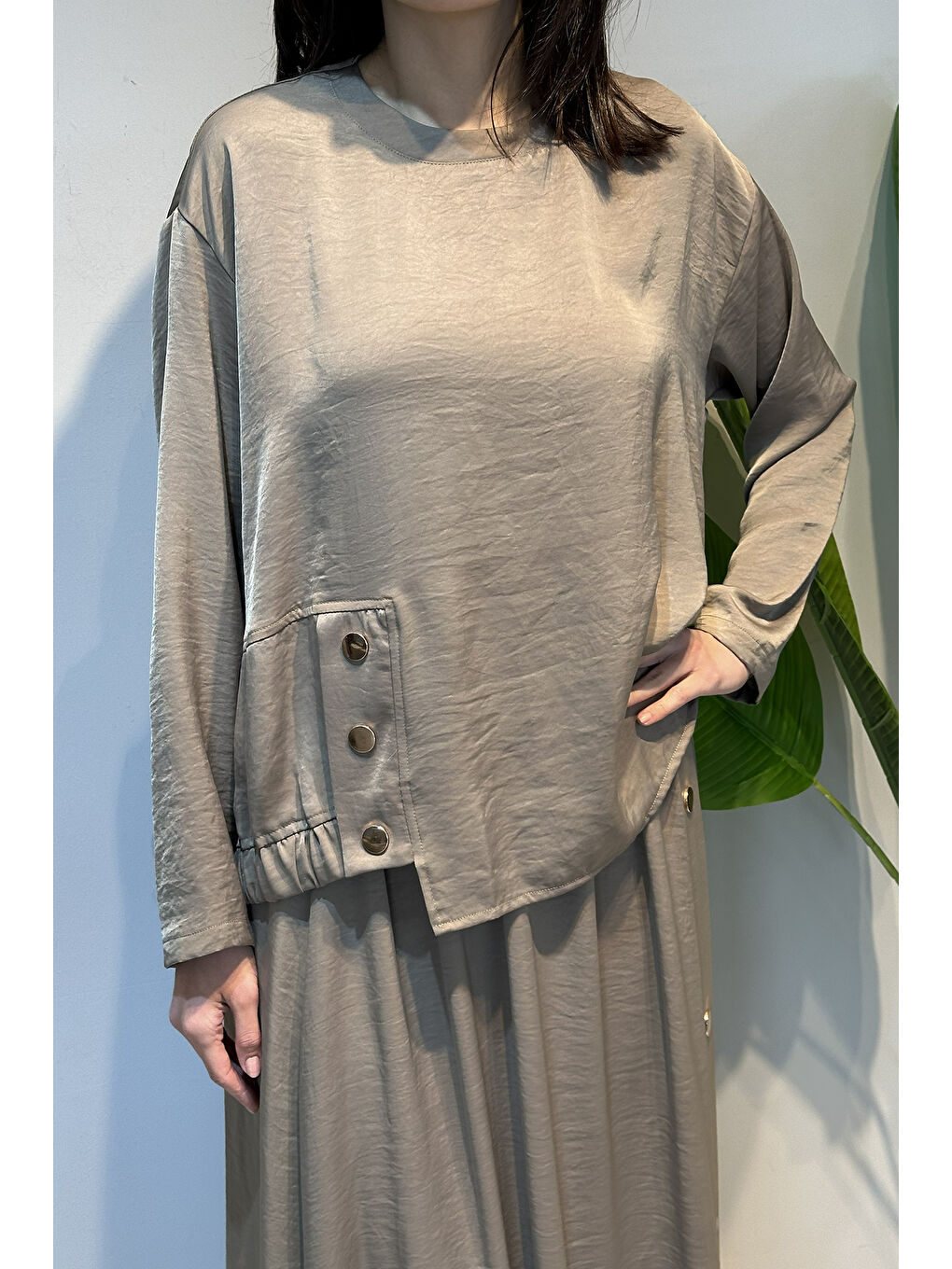 Bluz ve Eteği Çıtçıt Detay Aksesuarlı Saphire Takım 956 Haki-4