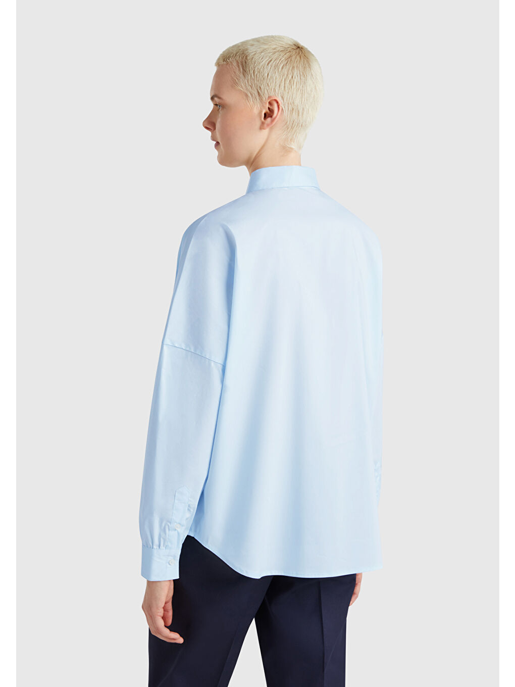 Kadın Açık Mavi Pamuk Karışımlı Kolu Büzgülü Düşük Omuzlu Oversize Gömlek-2