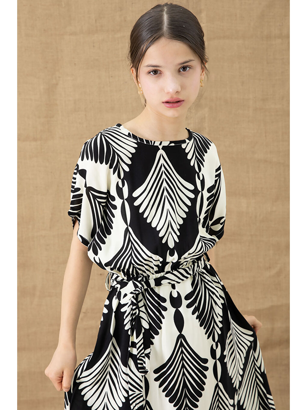 Siyah Yaprak Desenli Fırfırlı Kız Çocuk Kuşaklı Elbise 20766-1