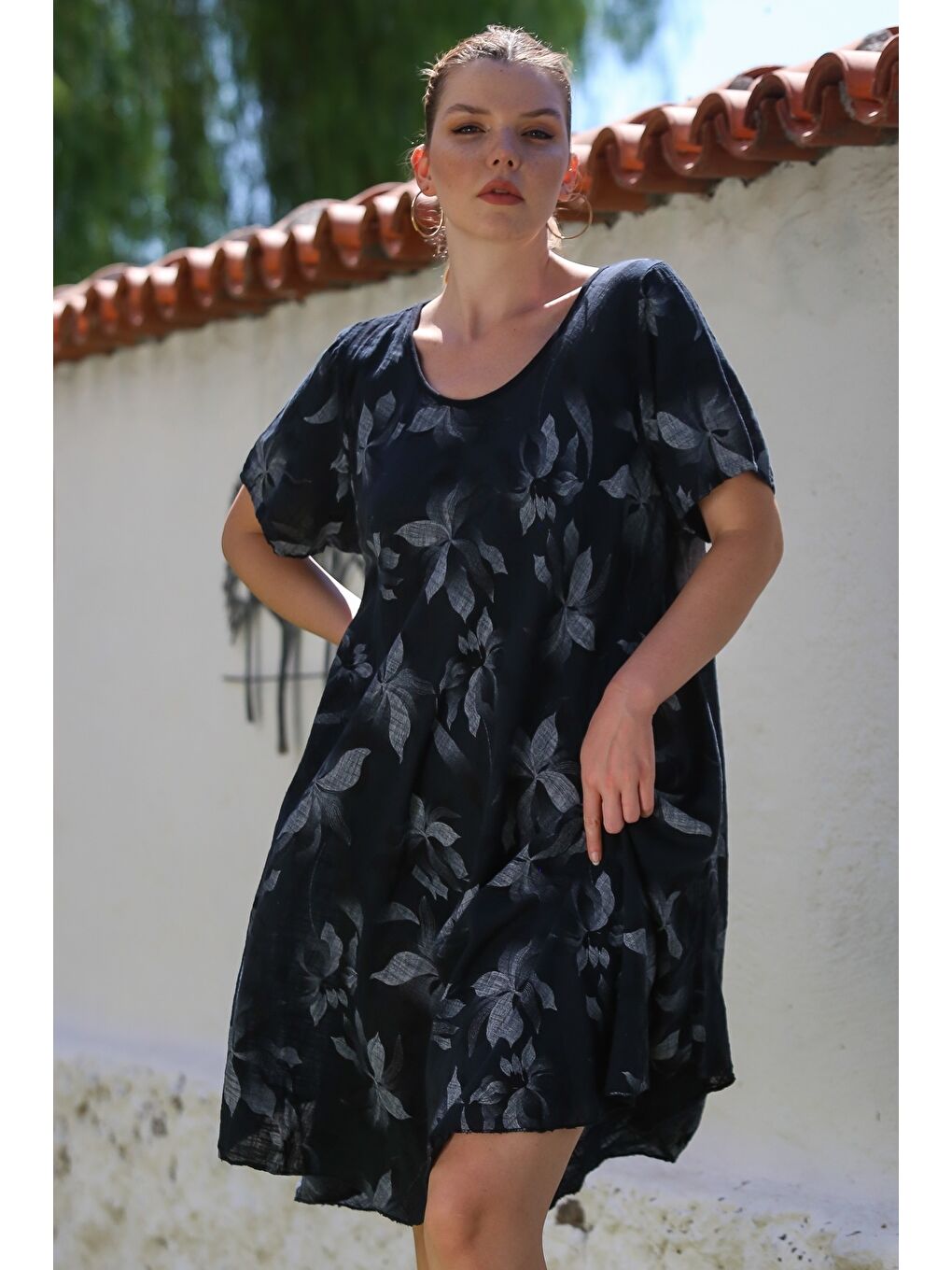 İtalyan Siyah Havuz Yaka Kısa Kol Çiçekli Casual Oversize Dokuma Elbise 110 70