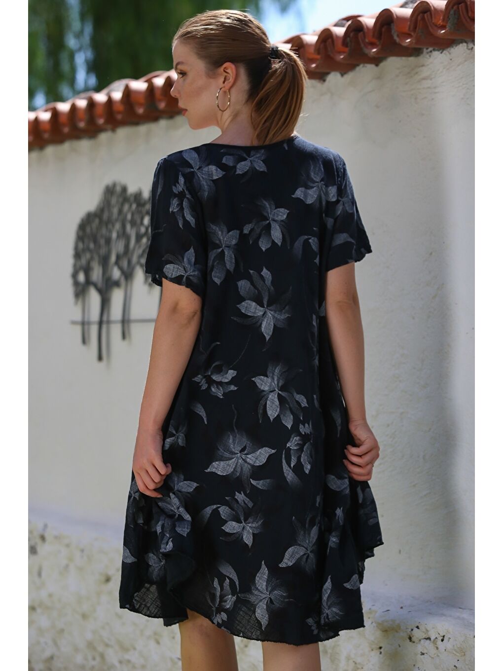 İtalyan Siyah Havuz Yaka Kısa Kol Çiçekli Casual Oversize Dokuma Elbise 110 70-1