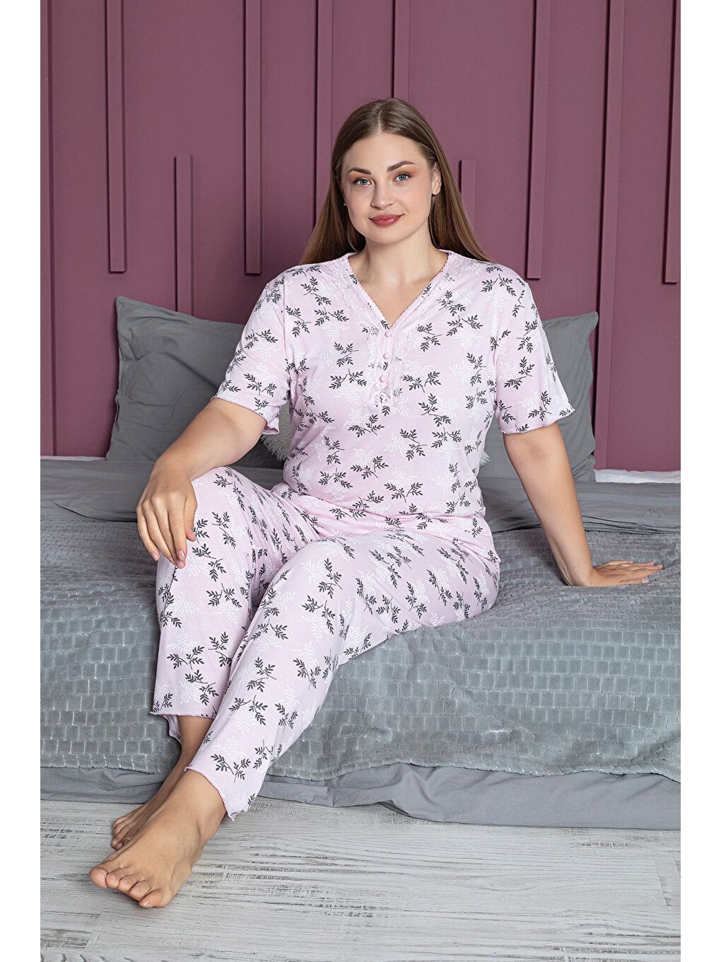 Pembe Çiçek Desenli Büyük Beden V Yaka Pijama Takımı-1