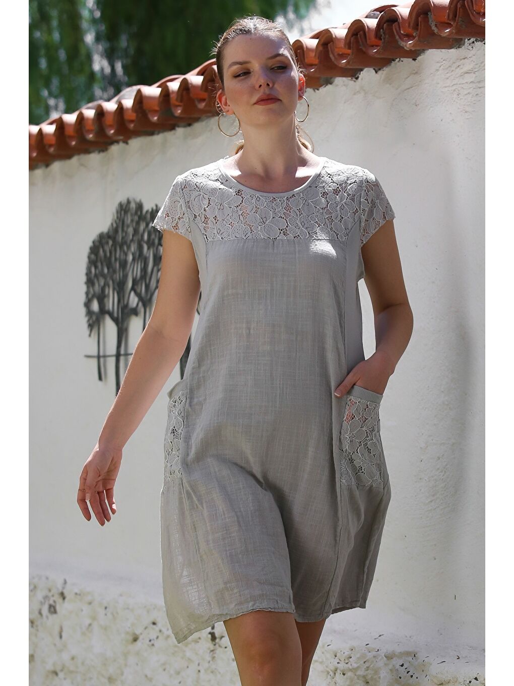 İtalyan Gri Yuvarlak Yaka Düşük Kol Cepli Dantelli Casual Keten Karışımlı Dokuma Elbise 95 62