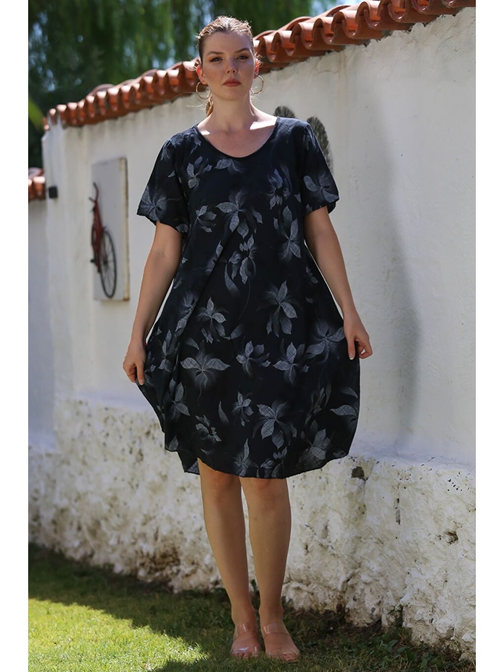 İtalyan Siyah Havuz Yaka Kısa Kol Çiçekli Casual Oversize Dokuma Elbise 110 70-3