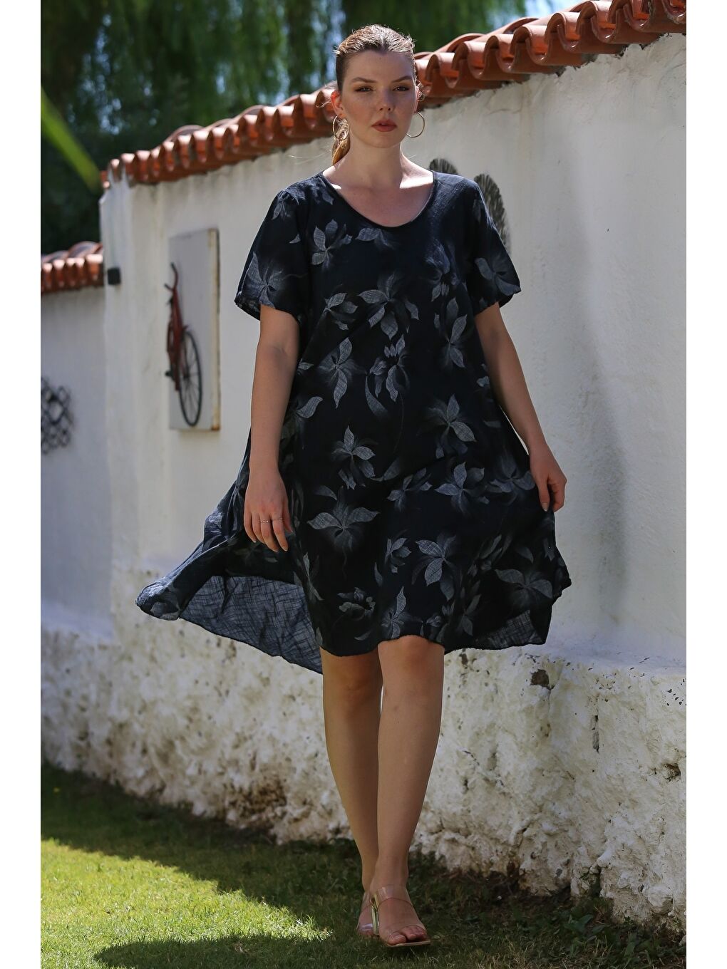 İtalyan Siyah Havuz Yaka Kısa Kol Çiçekli Casual Oversize Dokuma Elbise 110 70-4