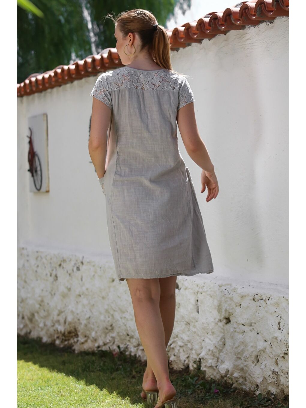 İtalyan Gri Yuvarlak Yaka Düşük Kol Cepli Dantelli Casual Keten Karışımlı Dokuma Elbise 95 62-1