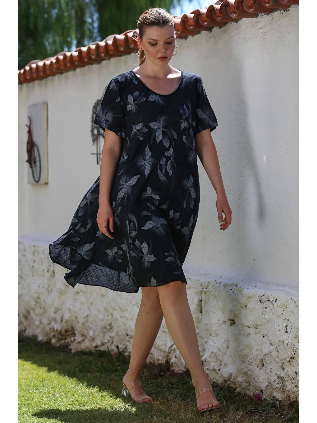 İtalyan Siyah Havuz Yaka Kısa Kol Çiçekli Casual Oversize Dokuma Elbise 110 70-5