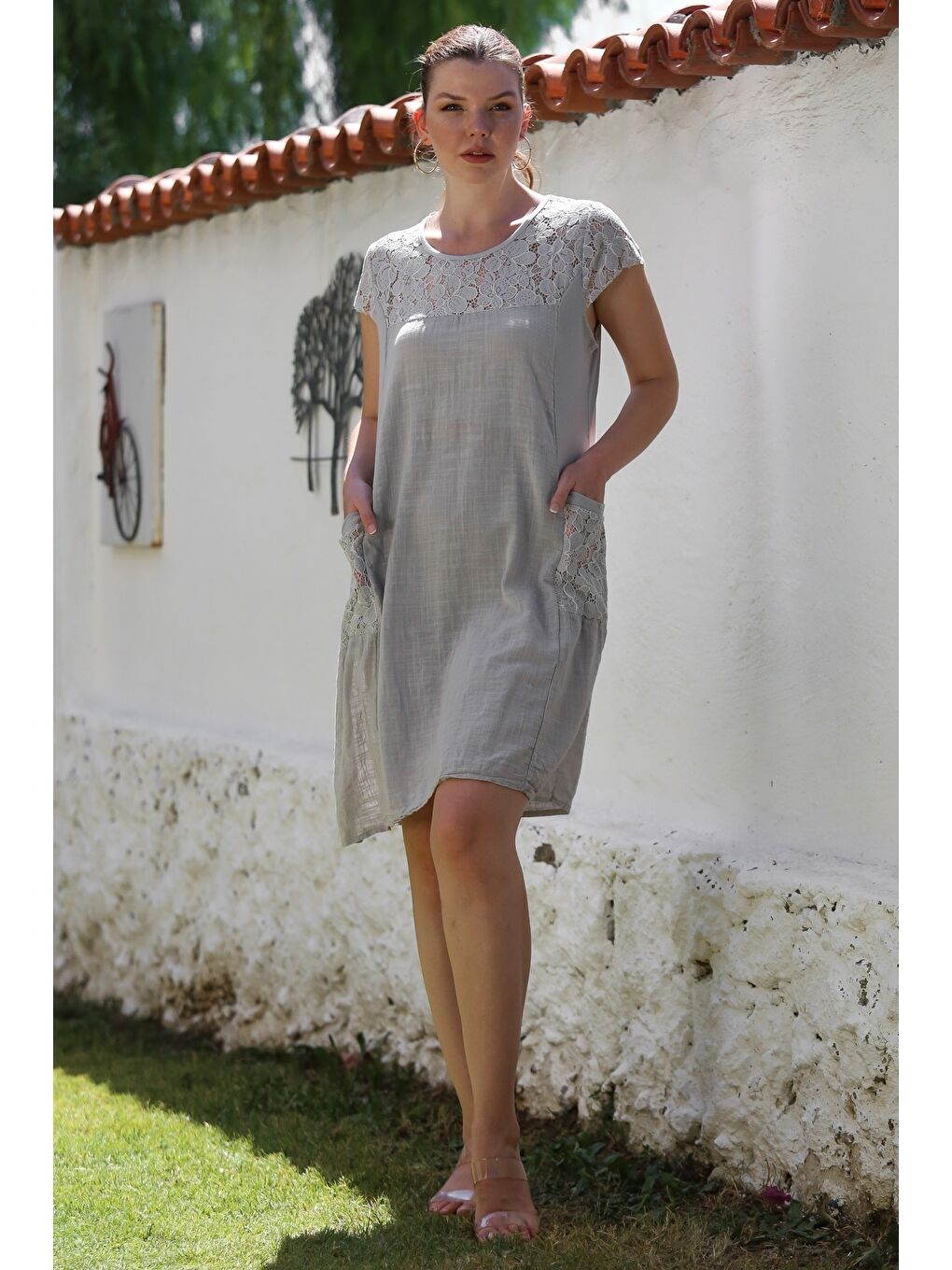 İtalyan Gri Yuvarlak Yaka Düşük Kol Cepli Dantelli Casual Keten Karışımlı Dokuma Elbise 95 62-2