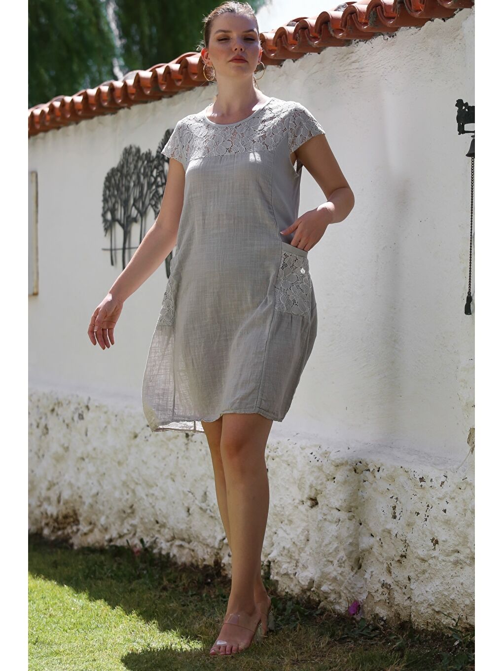 İtalyan Gri Yuvarlak Yaka Düşük Kol Cepli Dantelli Casual Keten Karışımlı Dokuma Elbise 95 62-3
