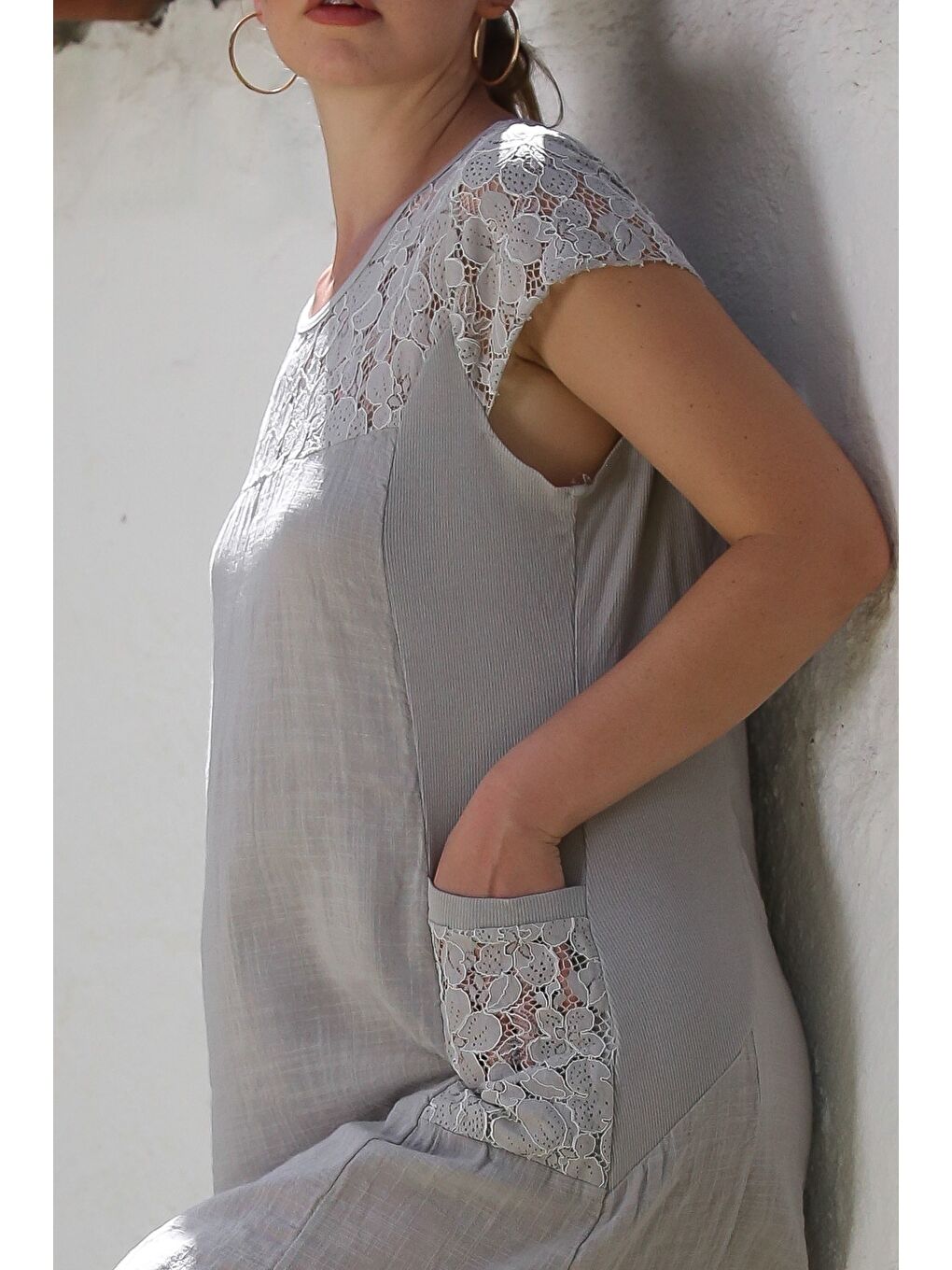 İtalyan Gri Yuvarlak Yaka Düşük Kol Cepli Dantelli Casual Keten Karışımlı Dokuma Elbise 95 62-5