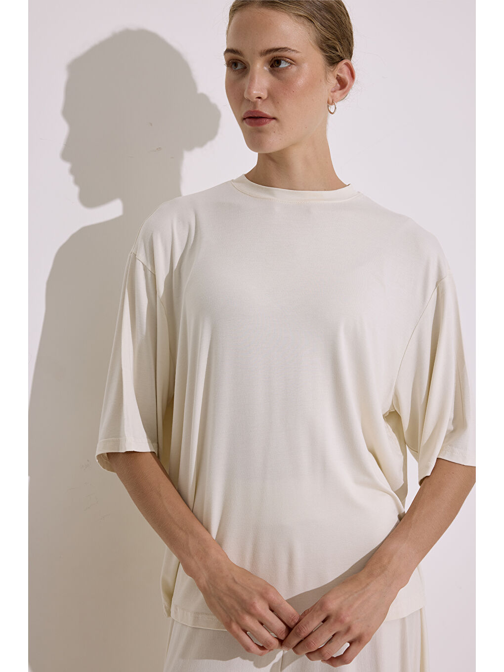 Beyaz Dökümlü Kısa Kollu Bluz İnci-1