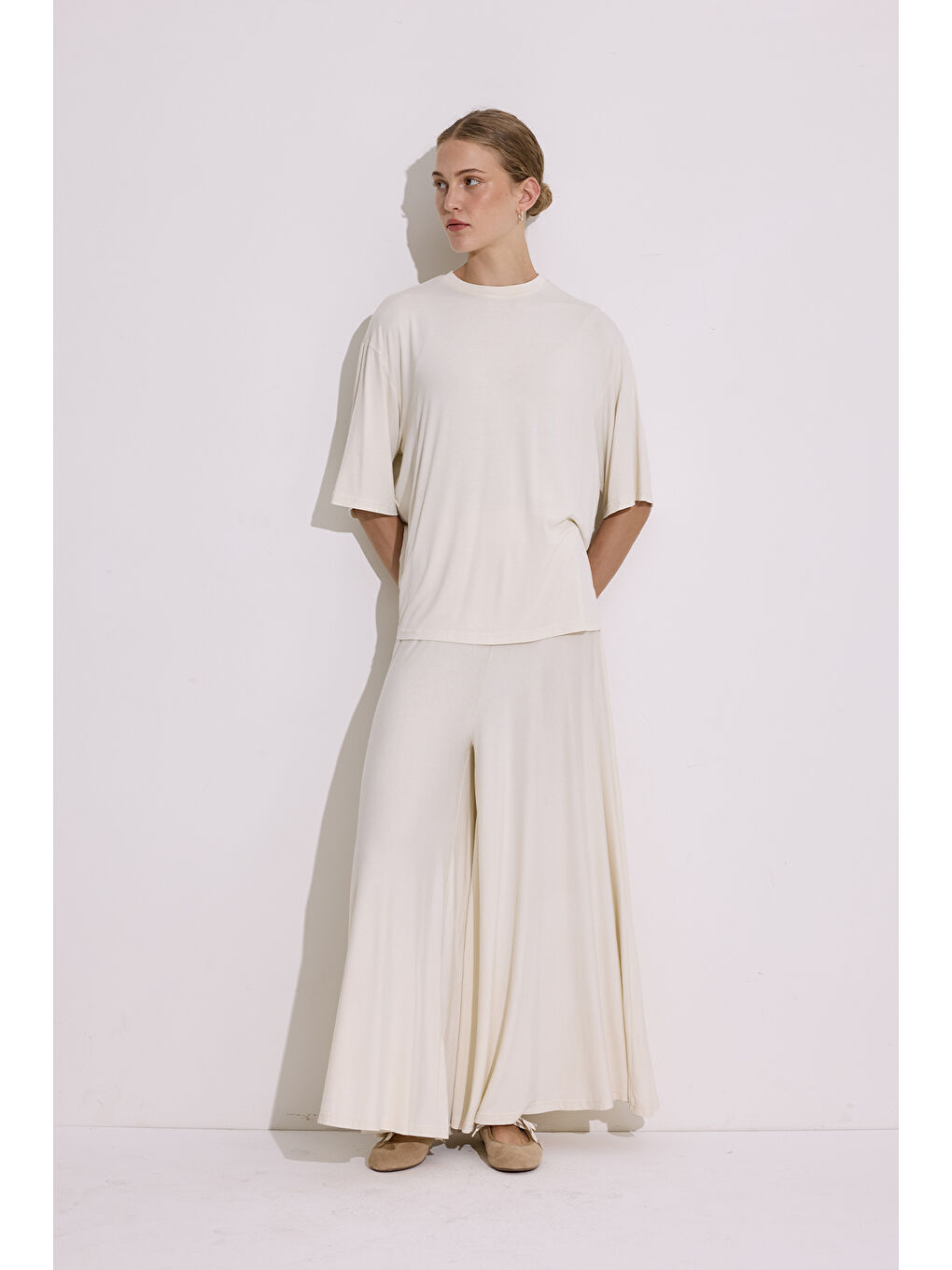 Beyaz Dökümlü Kısa Kollu Bluz İnci-2