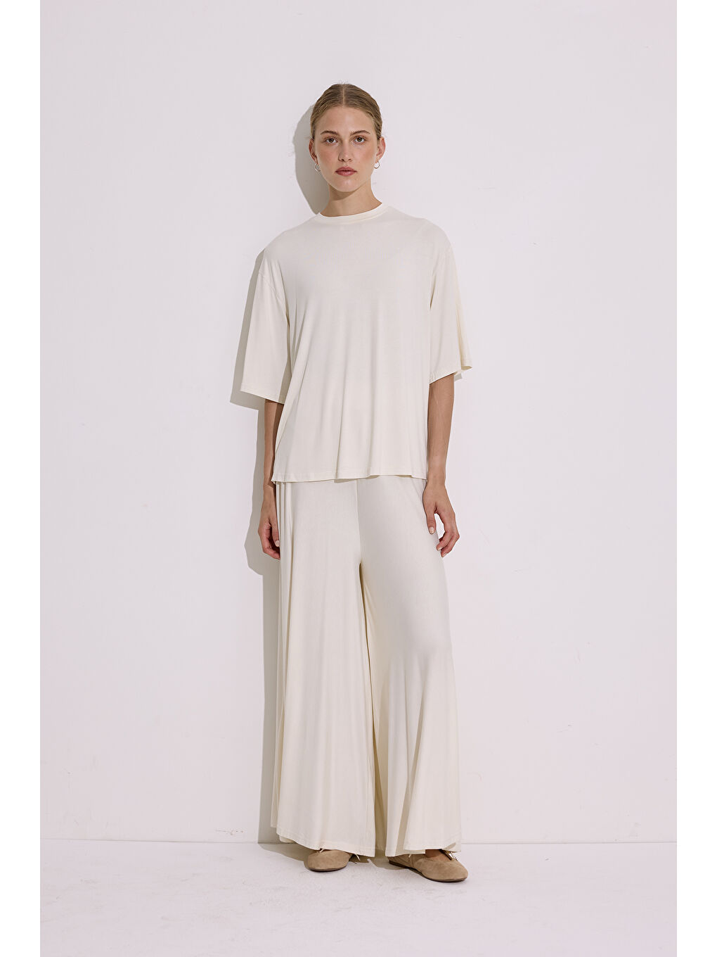 Beyaz Dökümlü Kısa Kollu Bluz İnci-3