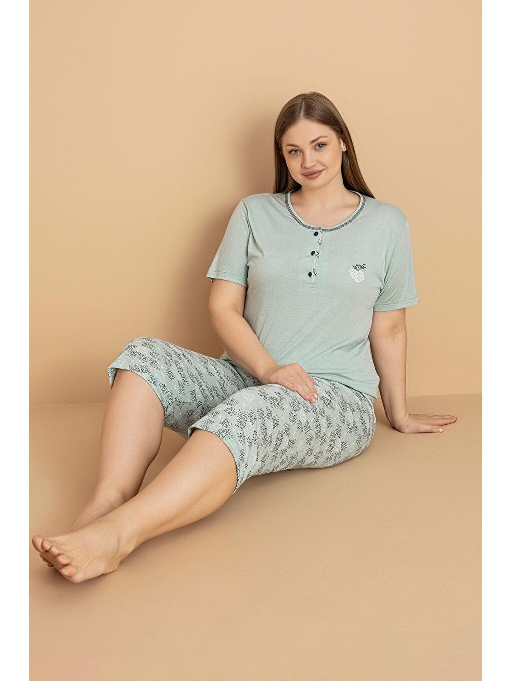 Turkuaz Çiçek Desenli Büyük Beden Kapri Pijama Takımı