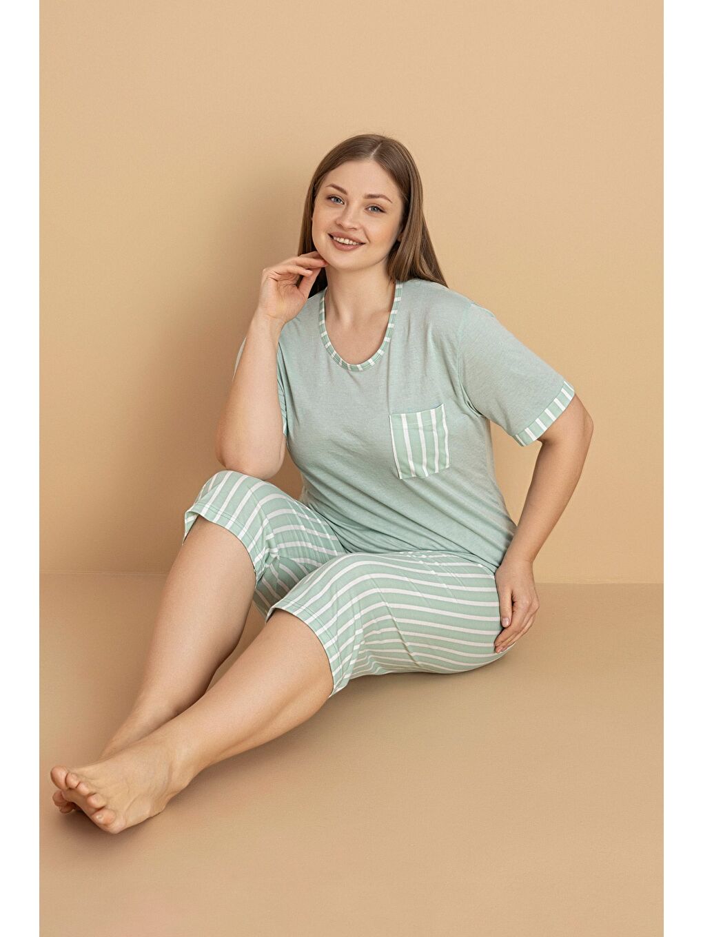 Yeşil Çiçek Desenli Büyük Beden Kapri Pijama Takımı