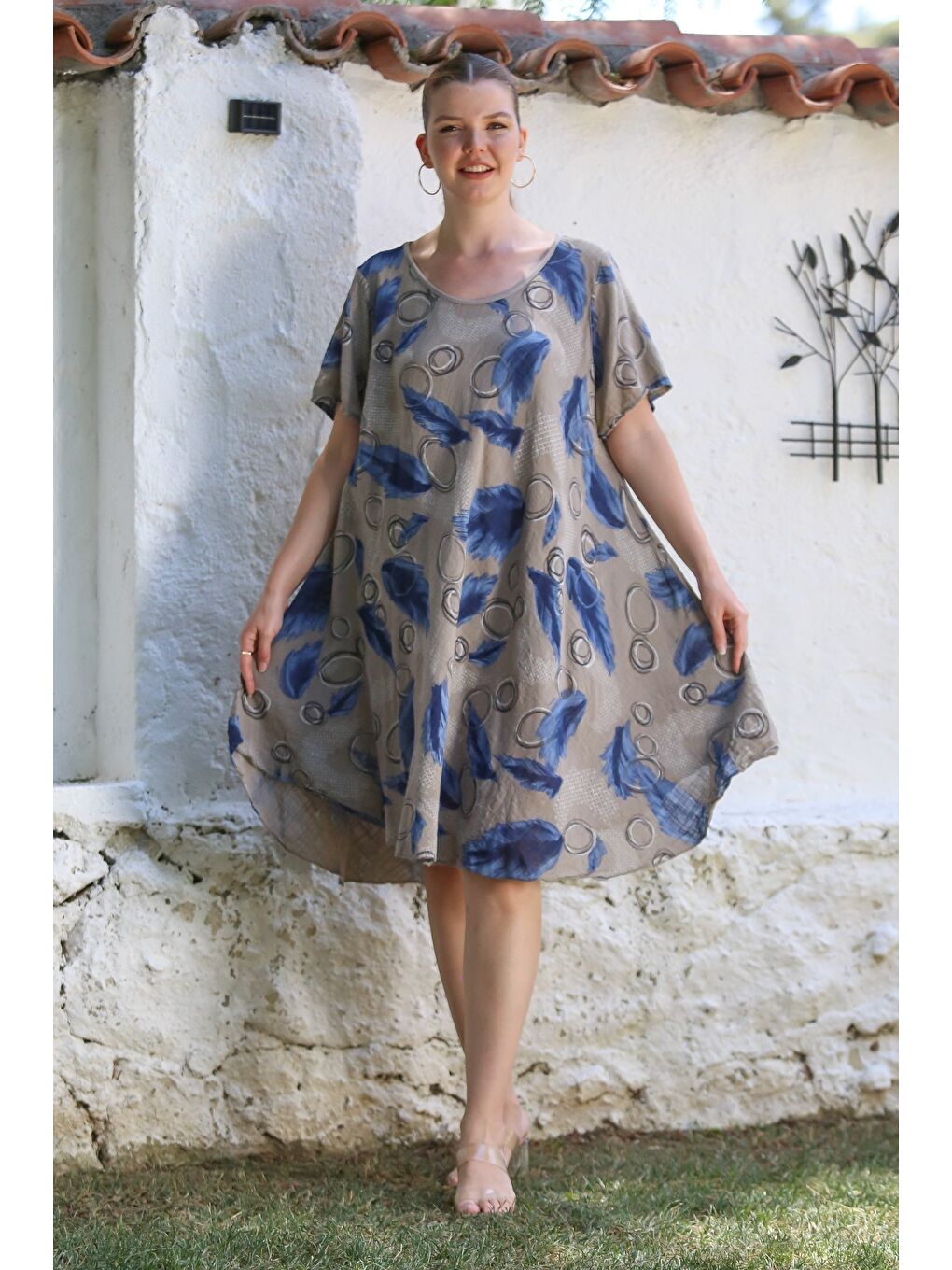 Bej İtalyan Vizon Havuz Yaka Kısa Kol Allover Baskılı Casual Oversize Dokuma Elbise 110 75-2