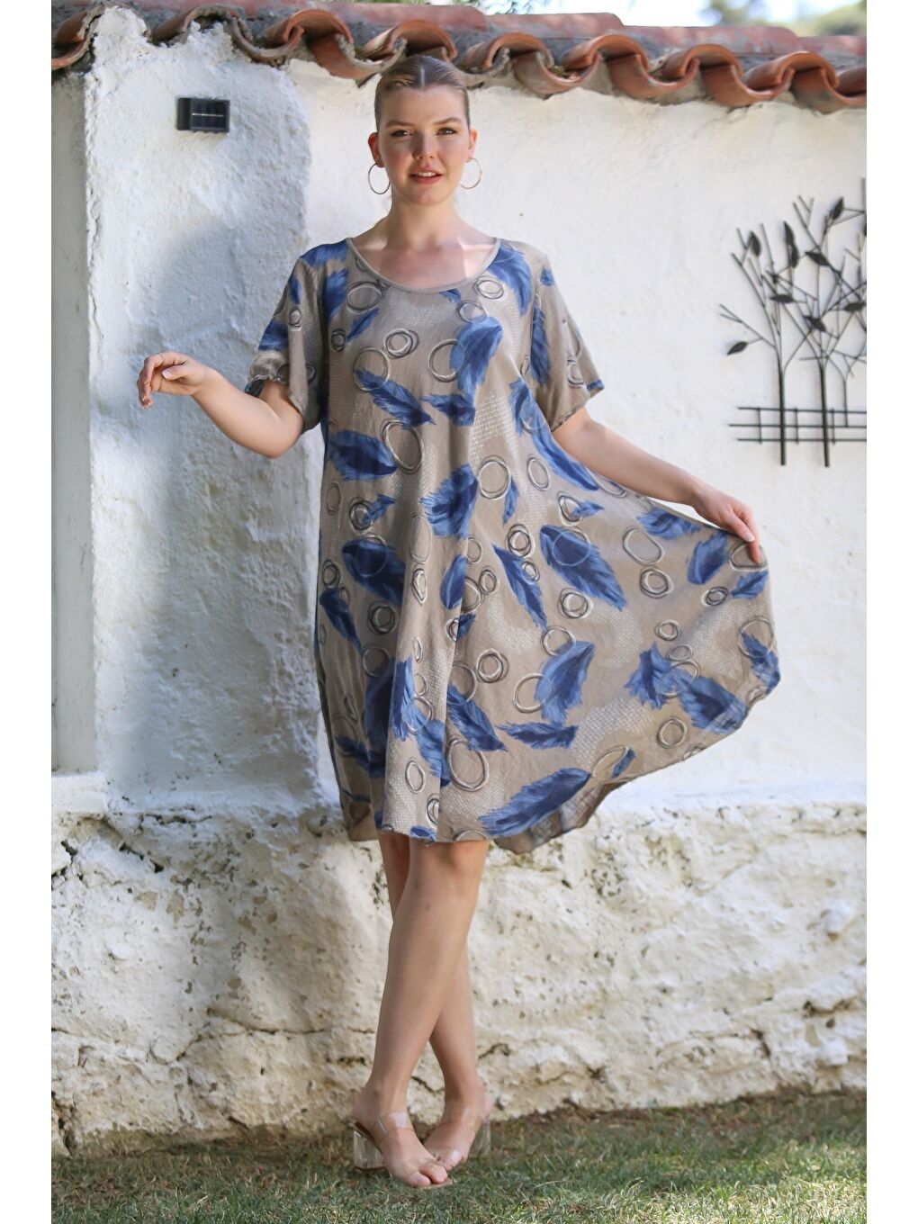 Bej İtalyan Vizon Havuz Yaka Kısa Kol Allover Baskılı Casual Oversize Dokuma Elbise 110 75-4