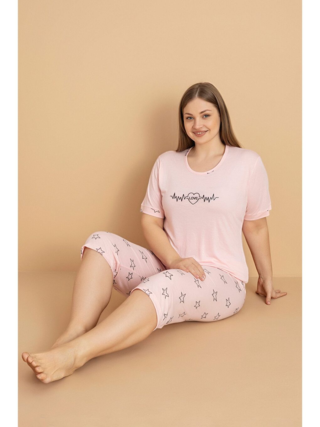 Pembe Çiçek Desenli Büyük Beden Kapri Pijama Takımı