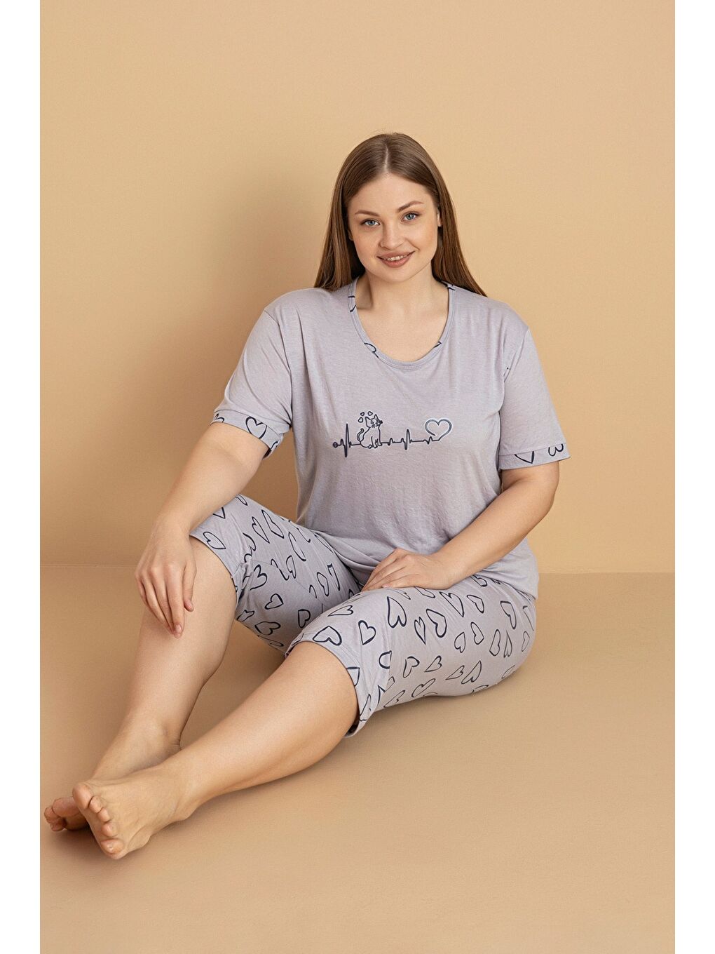 Gri Çiçek Desenli Büyük Beden Kapri Pijama Takımı-1