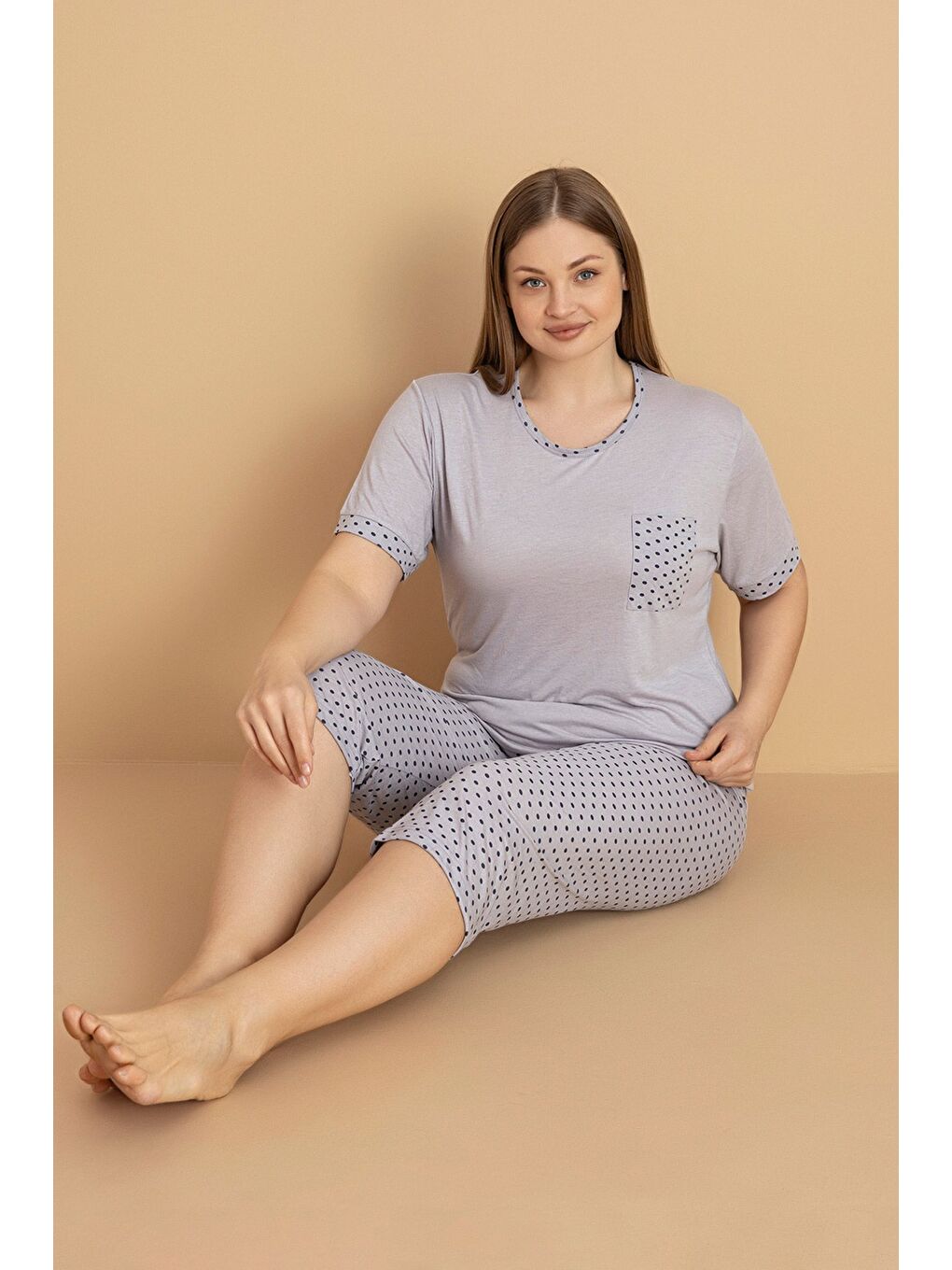 Gri Çiçek Desenli Büyük Beden Kapri Pijama Takımı