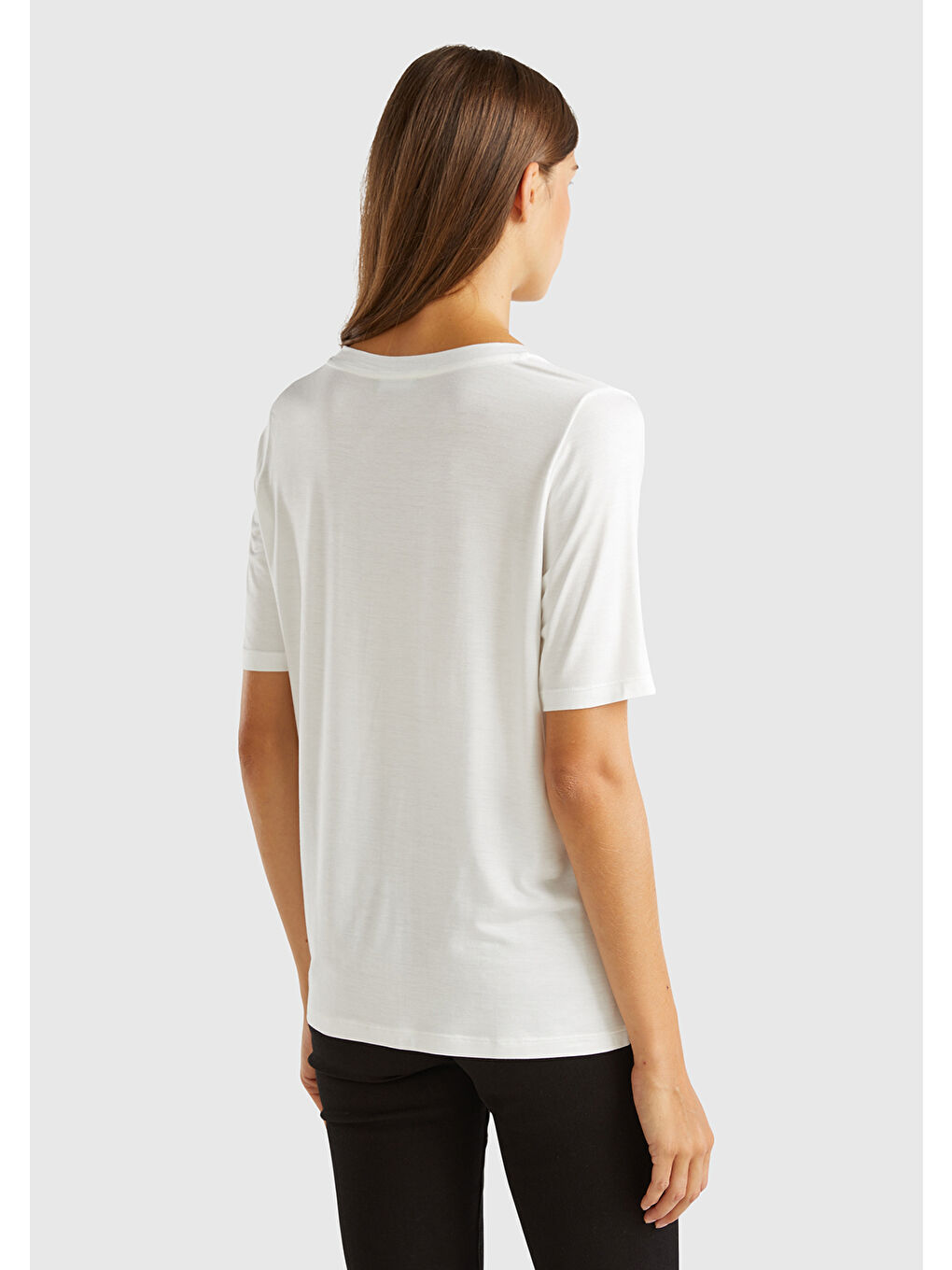 Kadın Beyaz Viskoz Karışımlı V Yaka T-Shirt-2