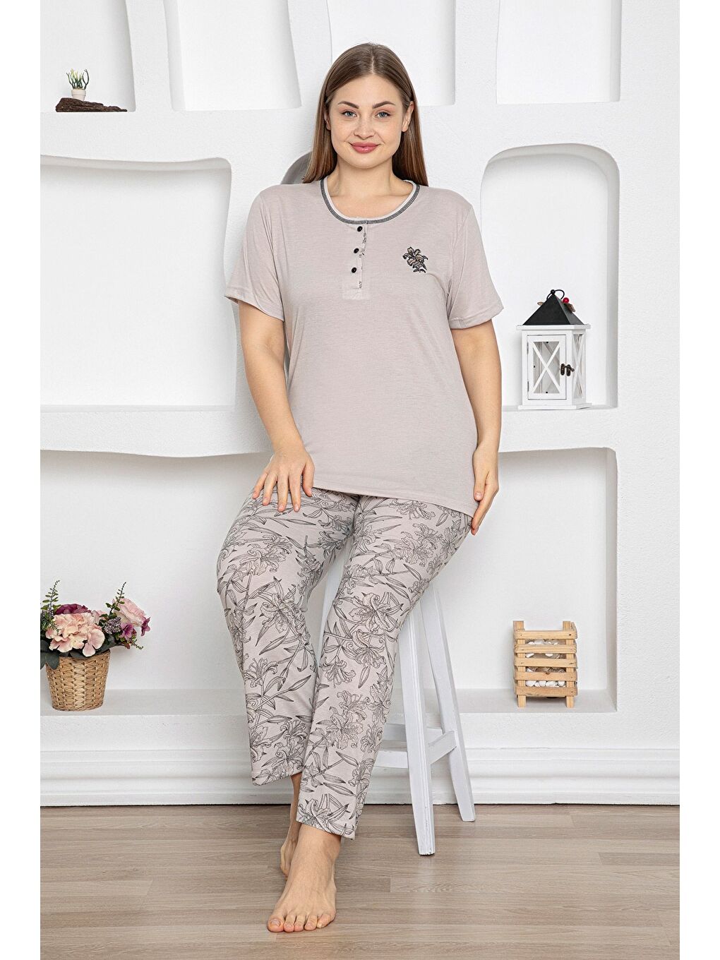 Bej Çiçek Desenli Büyük Beden Pijama Takımı-1