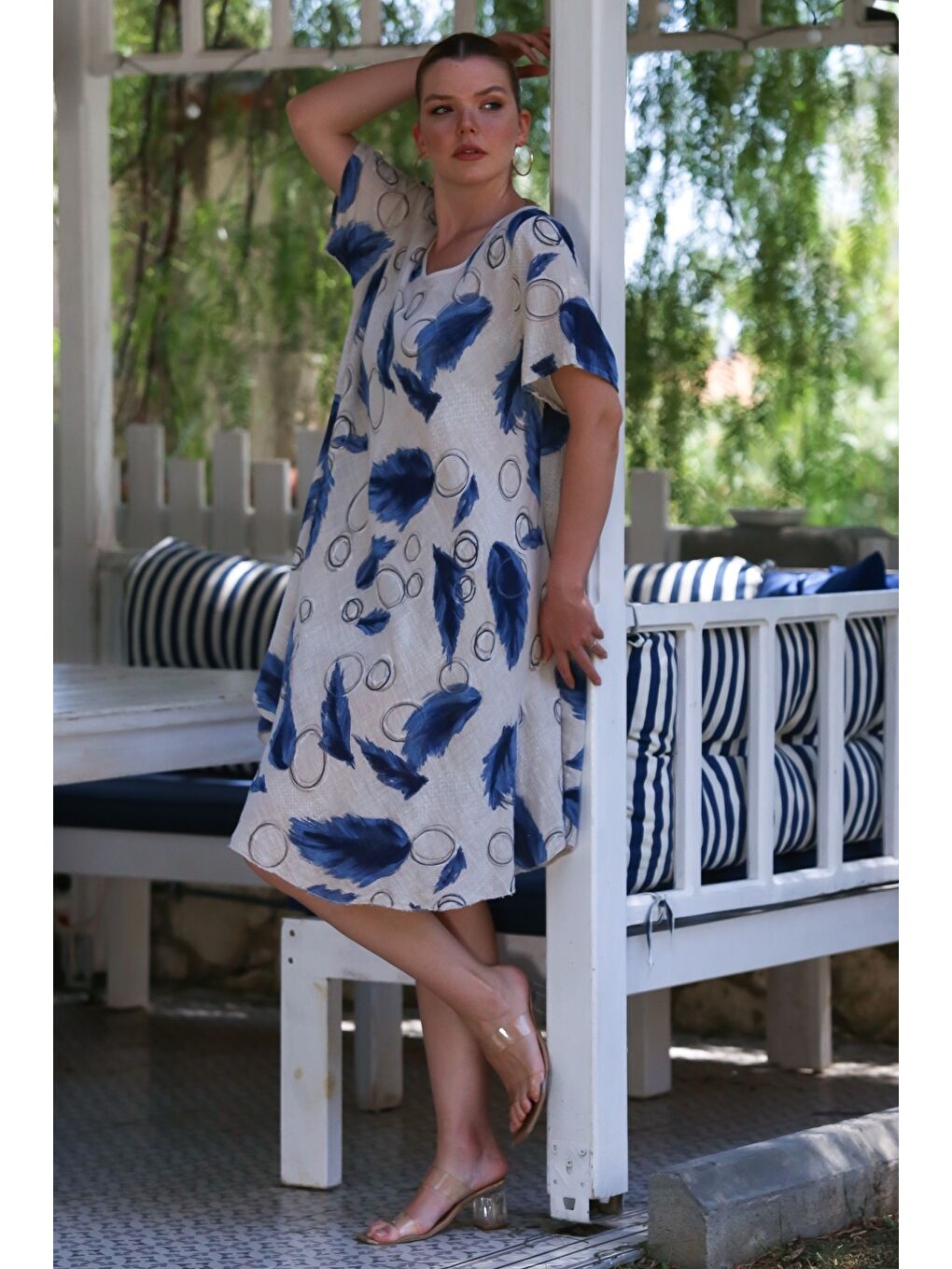 İtalyan Bej Havuz Yaka Kısa Kol Allover Baskılı Casual Oversize Dokuma Elbise 110 75-4