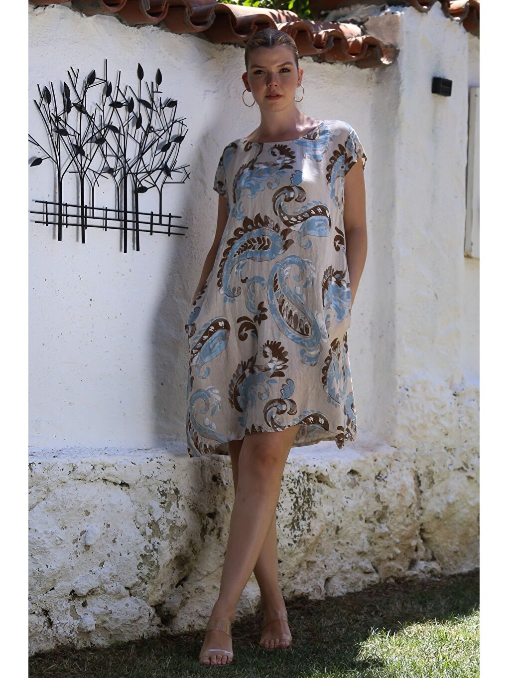 İtalyan Bej Kayık Yaka Düşük Kol Şal Desenli Gizli Cepli Casual Keten Dokuma Elbise 100 65-2