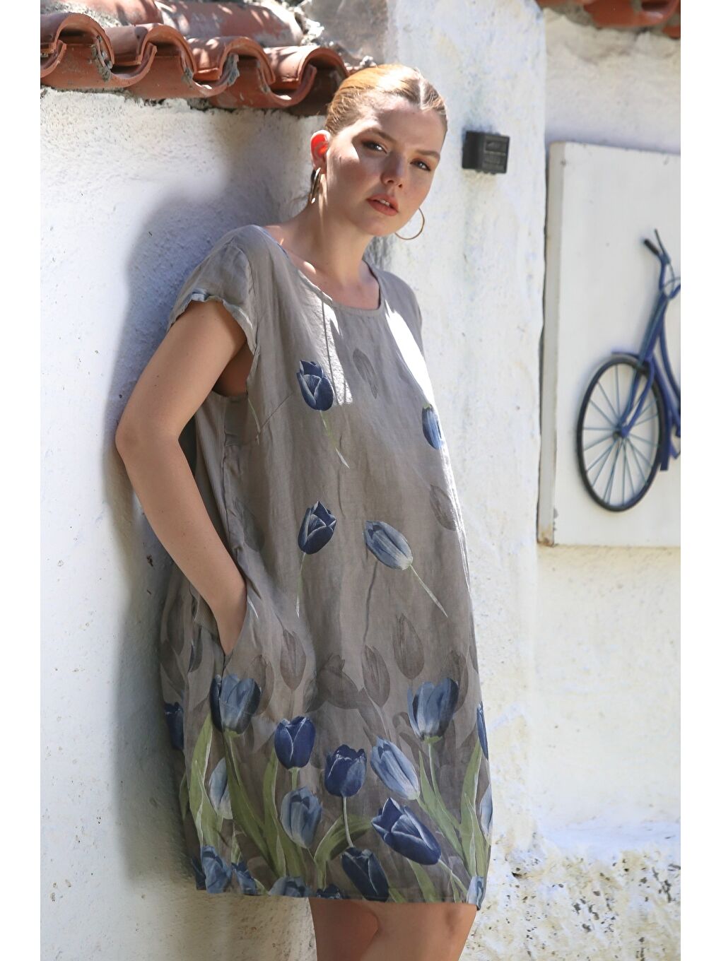 Bej İtalyan Vizon Kayık Yaka Düşük Kol Çiçekli Gizli Cepli Casual Keten Dokuma Elbise 100 65