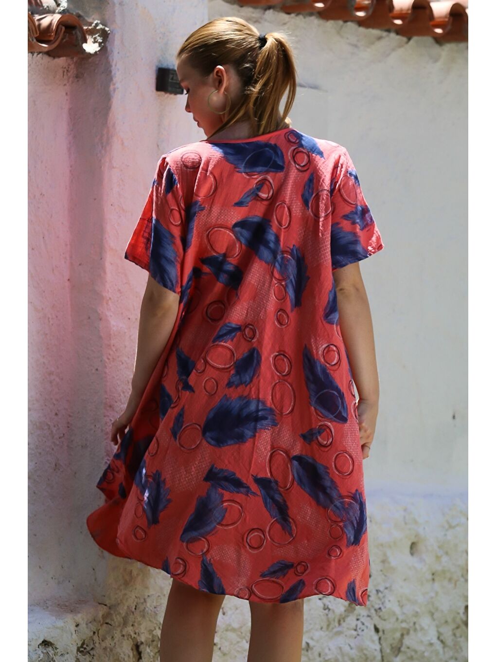 Kırmızı İtalyan Narçiçeği Havuz Yaka Kısa Kol Allover Baskılı Casual Oversize Dokuma Elbise 110 75-1