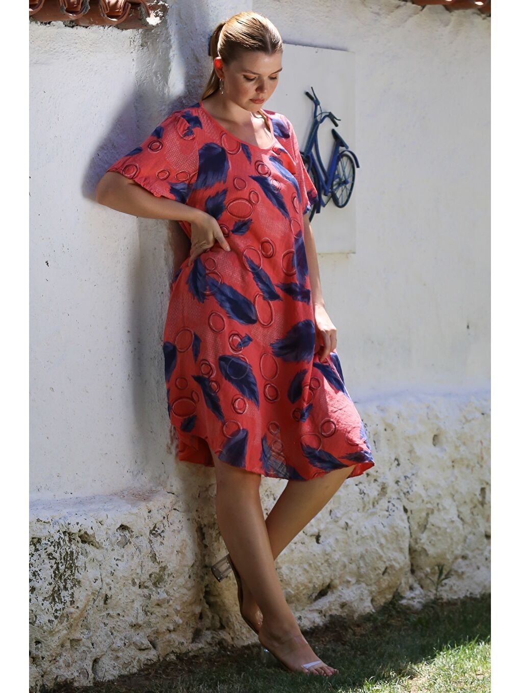 Kırmızı İtalyan Narçiçeği Havuz Yaka Kısa Kol Allover Baskılı Casual Oversize Dokuma Elbise 110 75-2