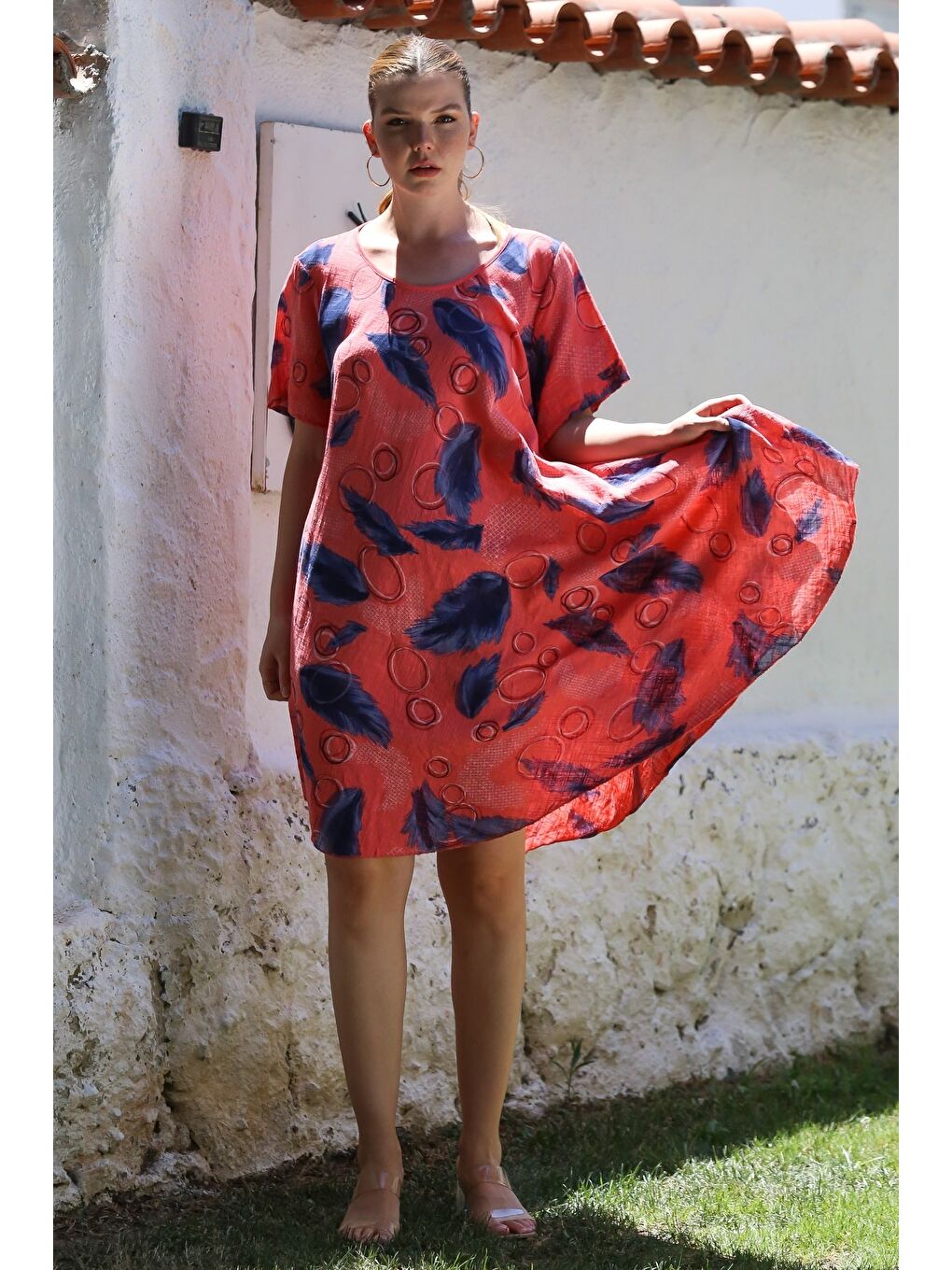 Kırmızı İtalyan Narçiçeği Havuz Yaka Kısa Kol Allover Baskılı Casual Oversize Dokuma Elbise 110 75-4