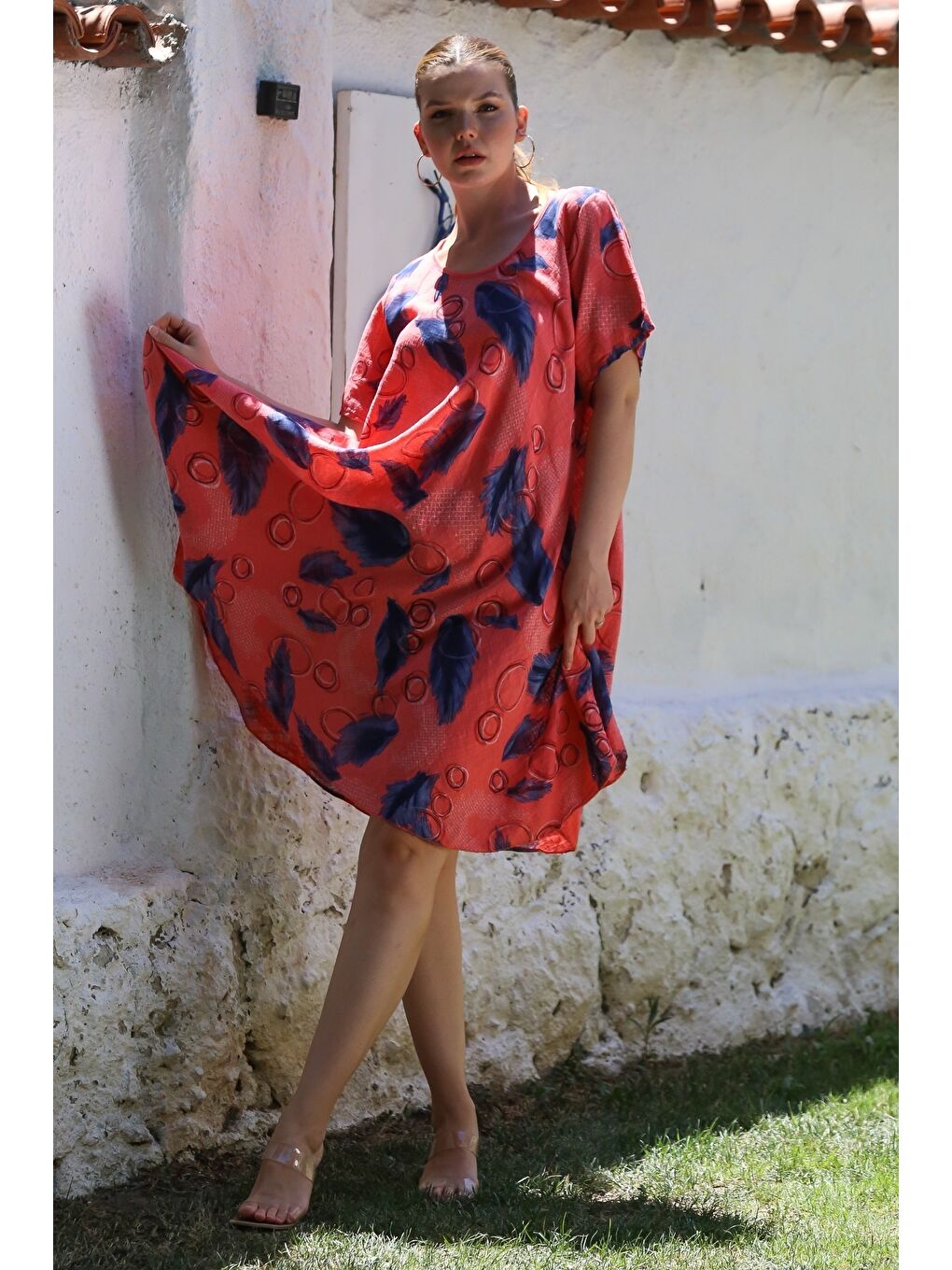 Kırmızı İtalyan Narçiçeği Havuz Yaka Kısa Kol Allover Baskılı Casual Oversize Dokuma Elbise 110 75-5