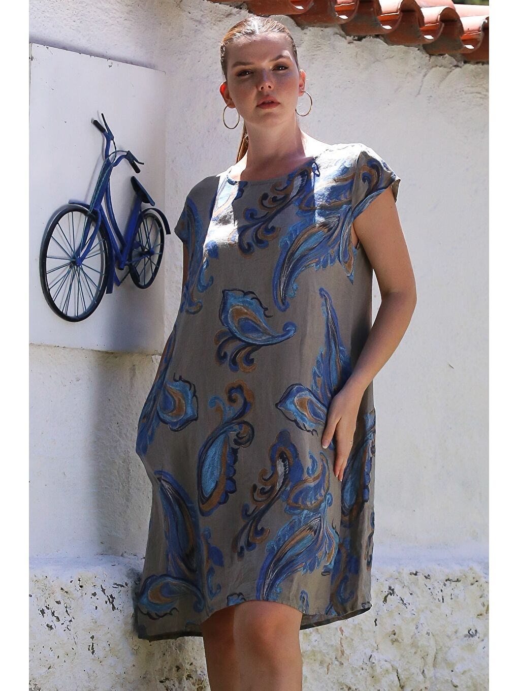 Bej İtalyan Vizon Kayık Yaka Düşük Kol Şal Desenli Gizli Cepli Casual Keten Dokuma Elbise 100 65