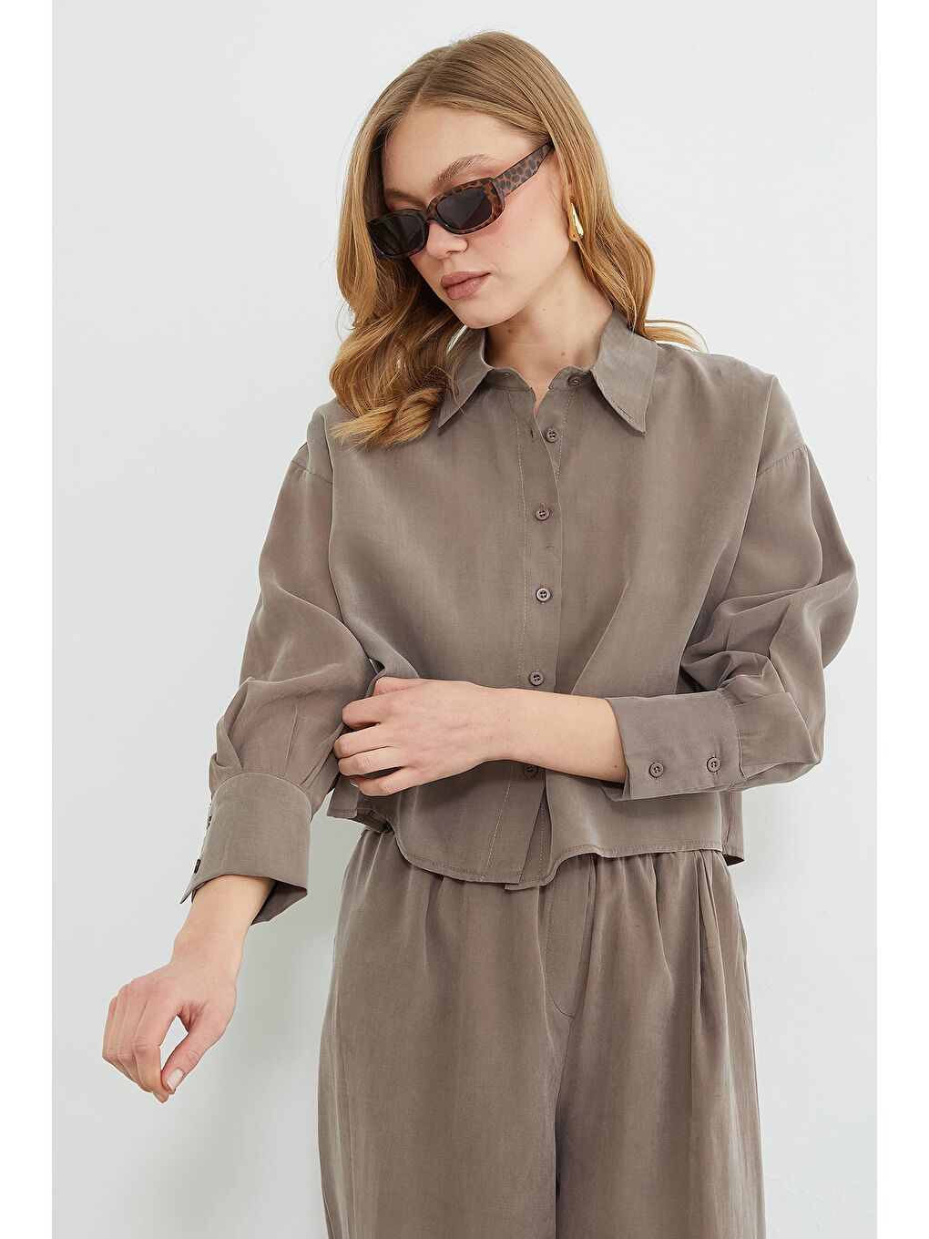 Bej Basic Düğmeli Salaş Crop Gömlek-2