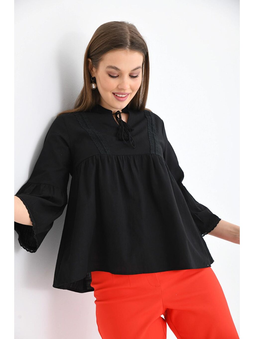 Kadın Siyah Volanlı Yaka Bağlamalı Rahat Kesim Dokuma Bluz-1
