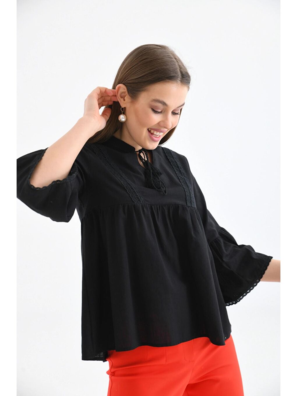 Kadın Siyah Volanlı Yaka Bağlamalı Rahat Kesim Dokuma Bluz-2