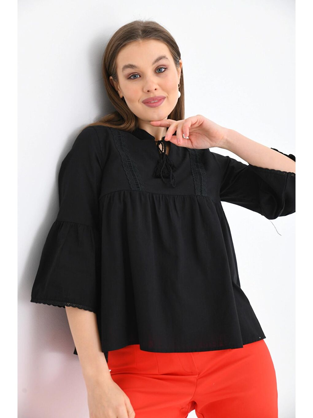 Kadın Siyah Volanlı Yaka Bağlamalı Rahat Kesim Dokuma Bluz-3