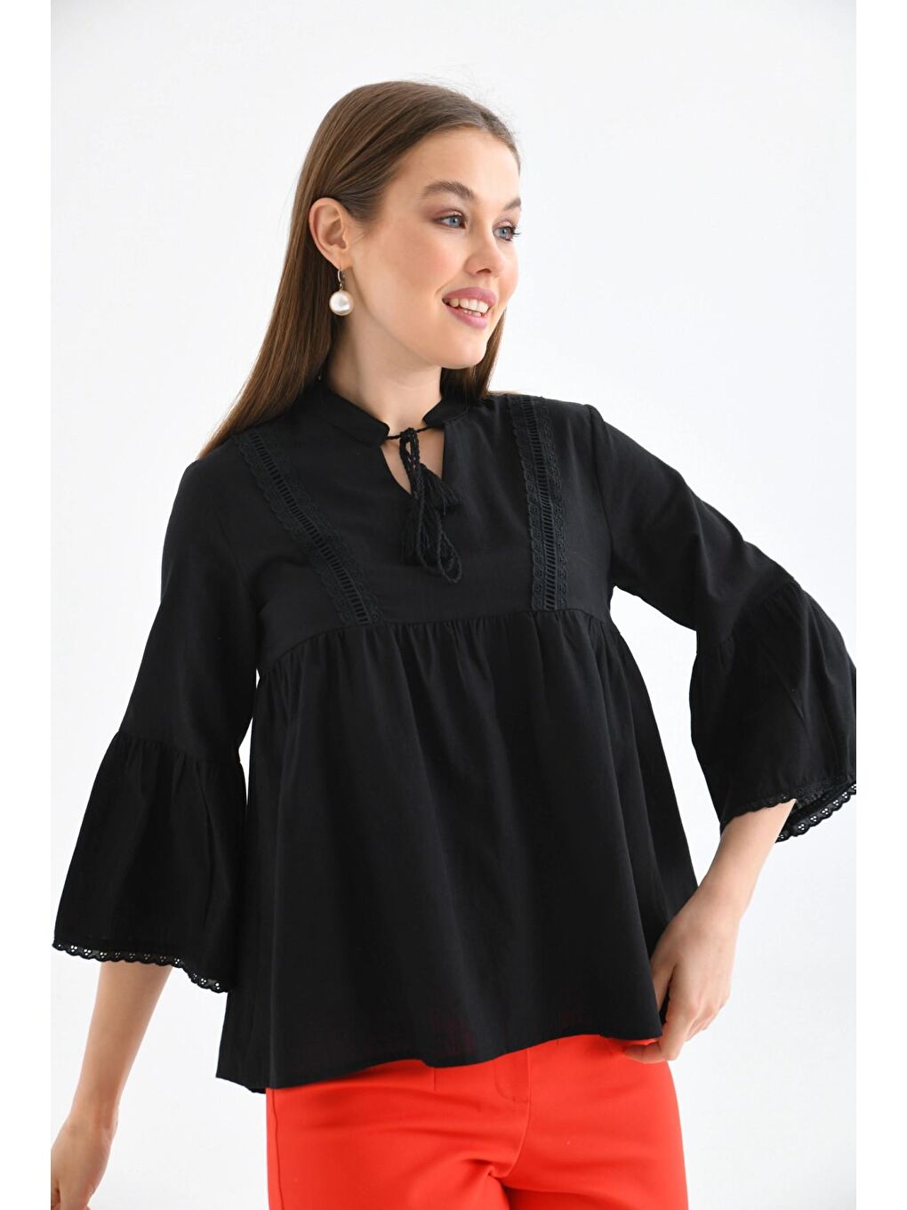 Kadın Siyah Volanlı Yaka Bağlamalı Rahat Kesim Dokuma Bluz-4