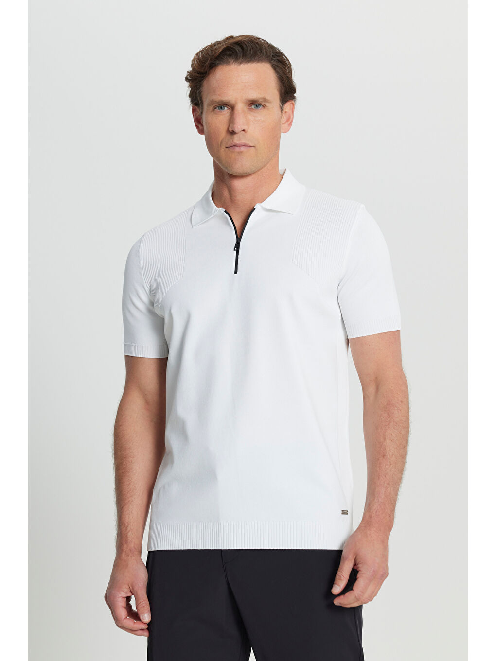 Erkek Ekru Standart Fit Normal Kesim Polo Yaka Jakarlı Triko Tişört