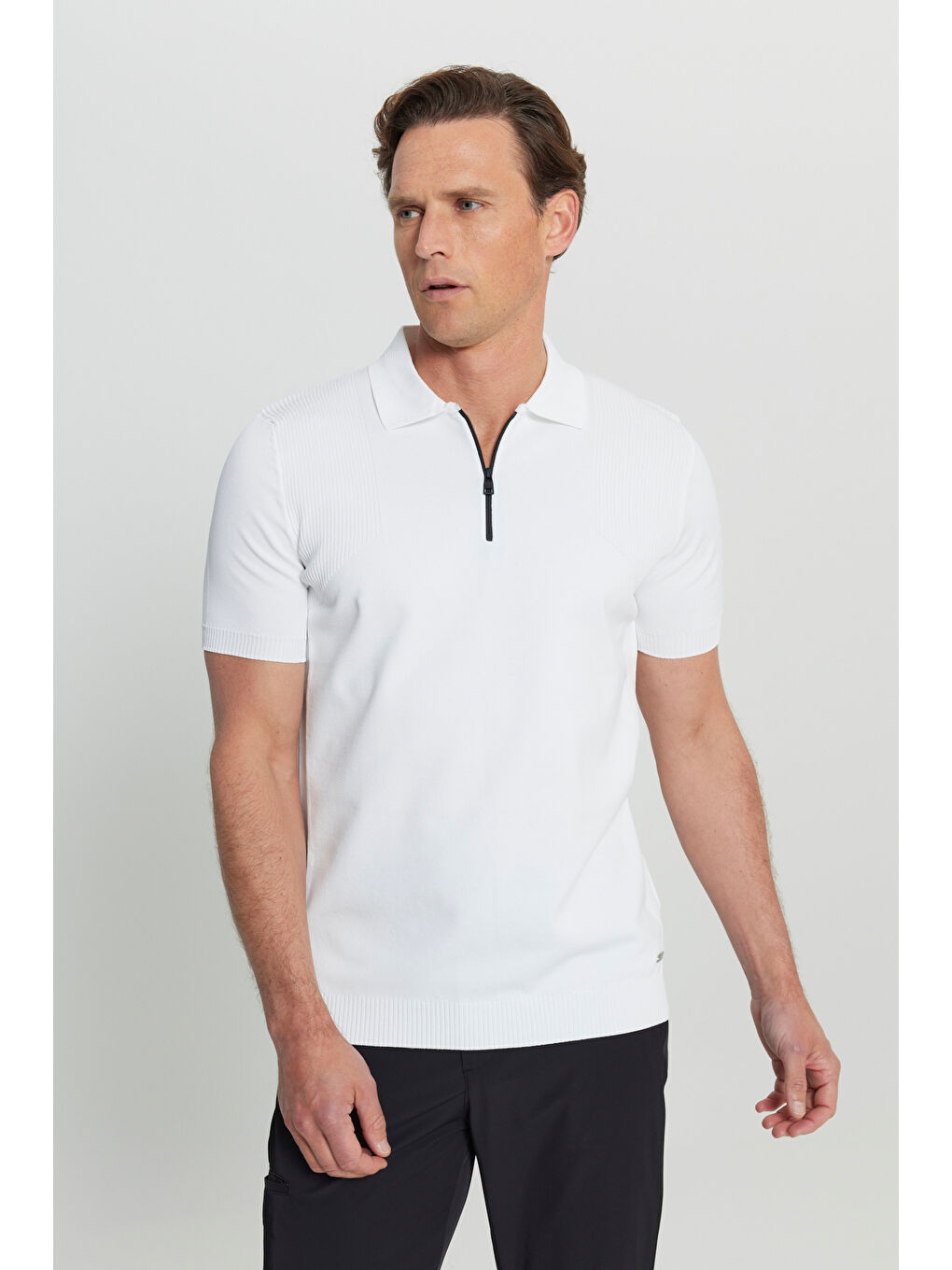 Erkek Ekru Standart Fit Normal Kesim Polo Yaka Jakarlı Triko Tişört-2