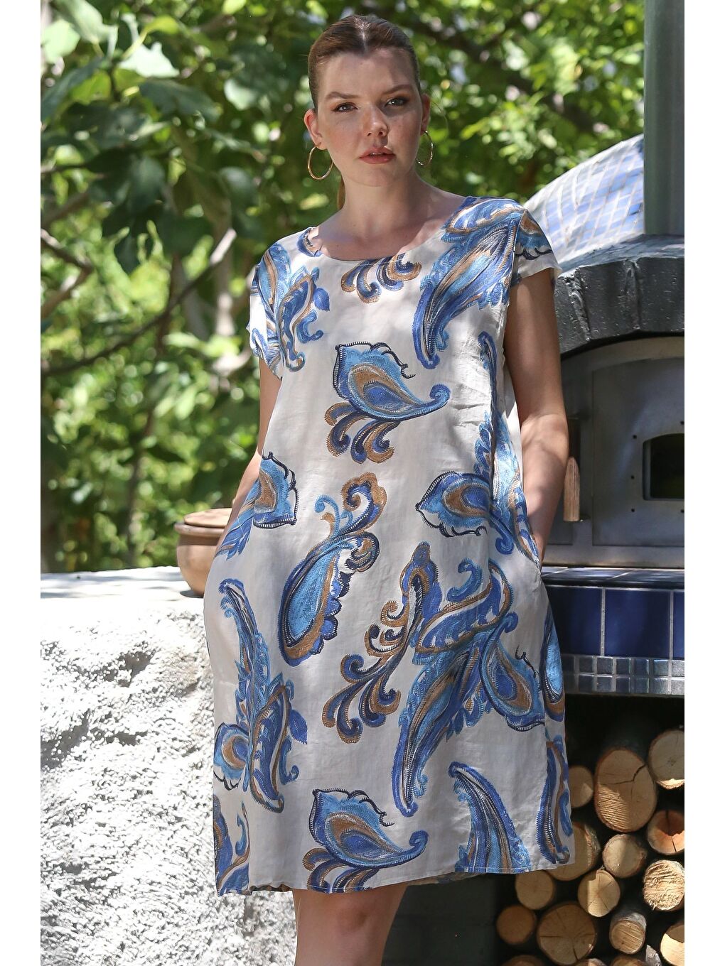 İtalyan Bej Kayık Yaka Düşük Kol Şal Desenli Gizli Cepli Casual Keten Dokuma Elbise 100 65-2